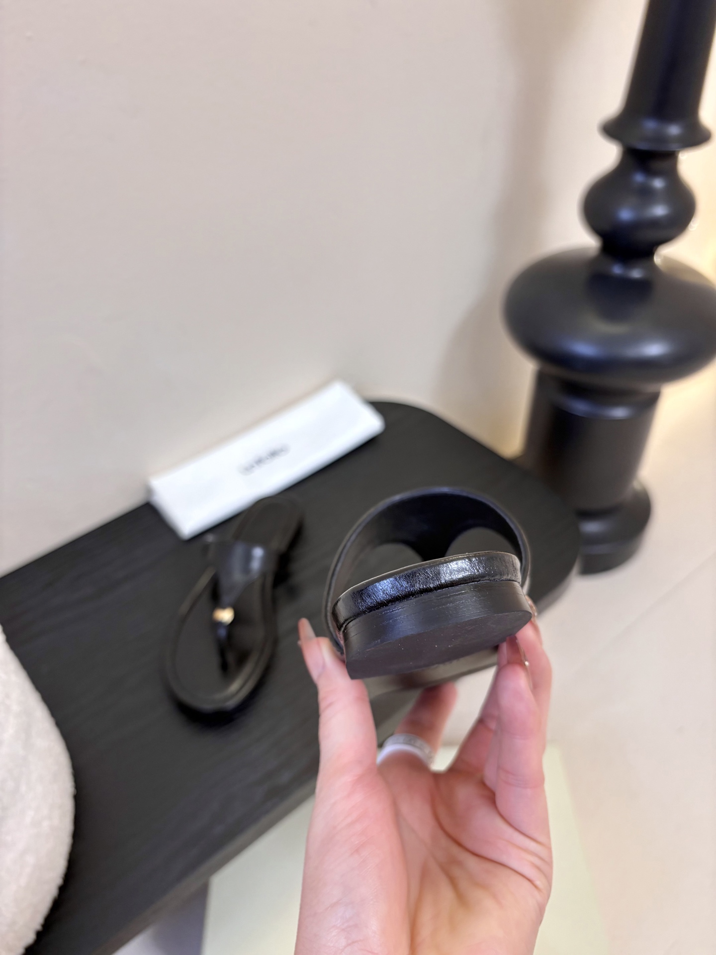 unfoli*26c 早春新人字拖采用高品质牛油皮材质，触感柔软，夹趾设计+细高跟，时髦又舒适，明亮黄色