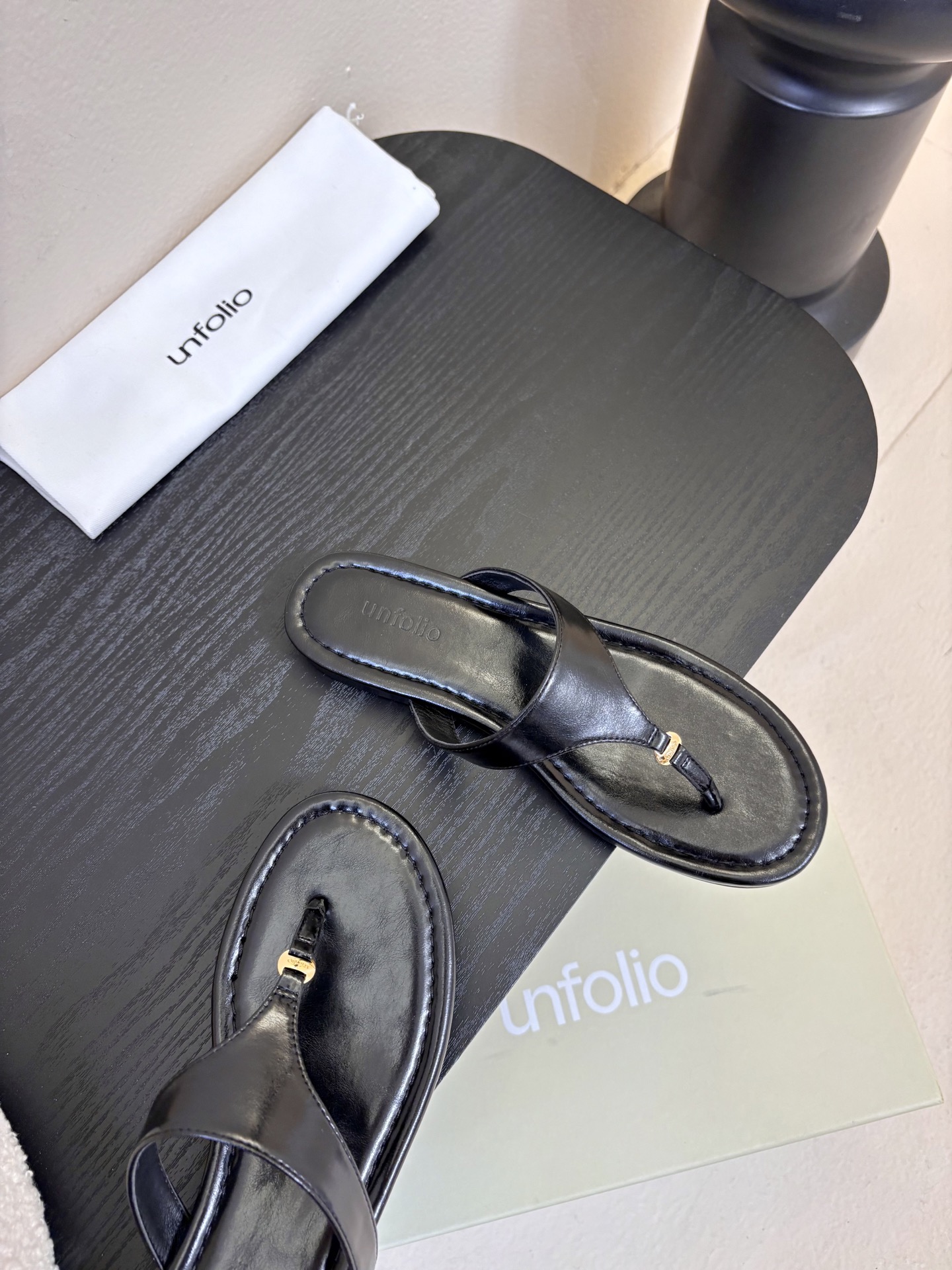 unfoli*26c 早春新人字拖采用高品质牛油皮材质，触感柔软，夹趾设计+细高跟，时髦又舒适，明亮黄色