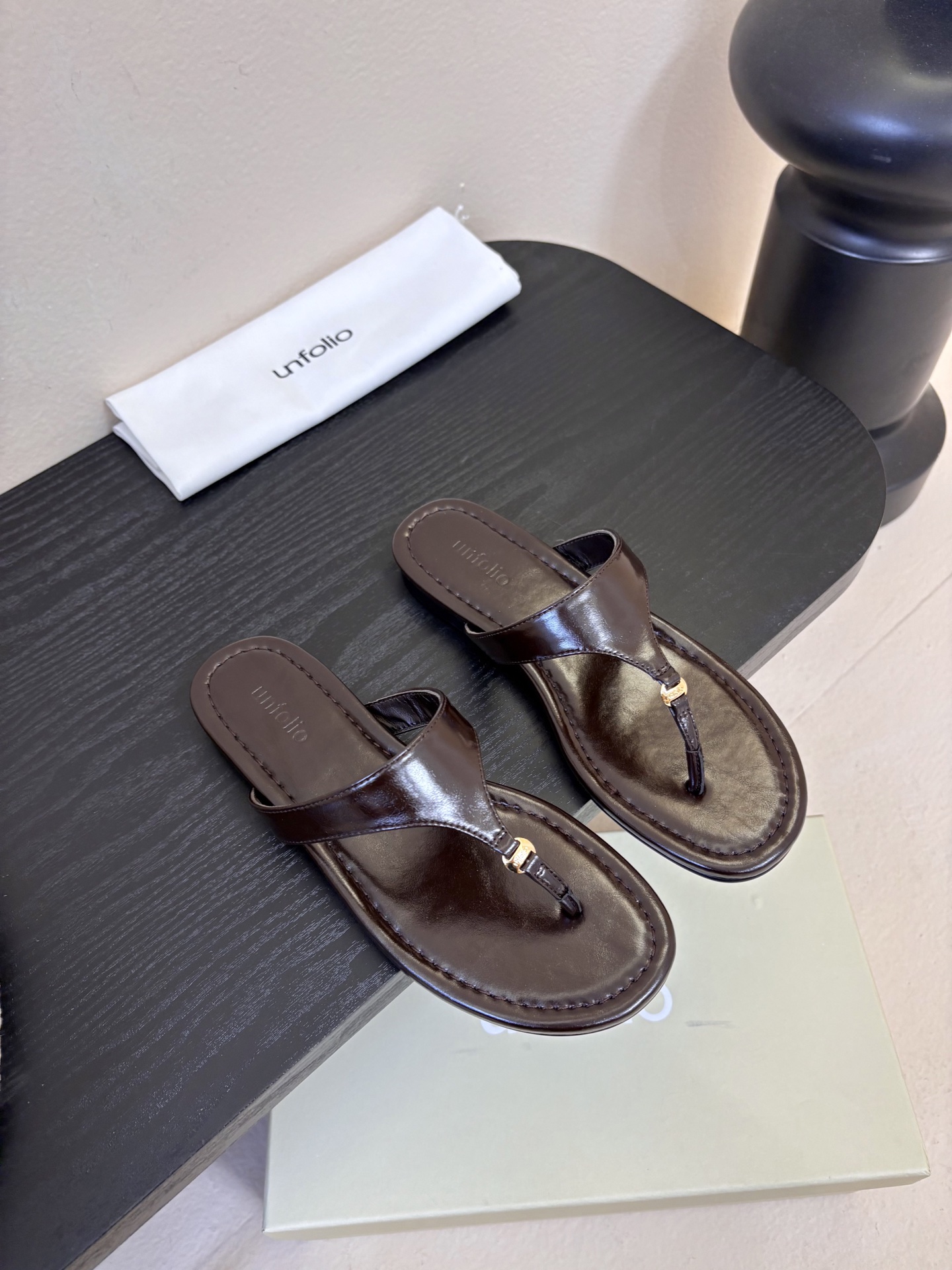 unfoli*26c 早春新人字拖采用高品质牛油皮材质，触感柔软，夹趾设计+细高跟，时髦又舒适，明亮黄色