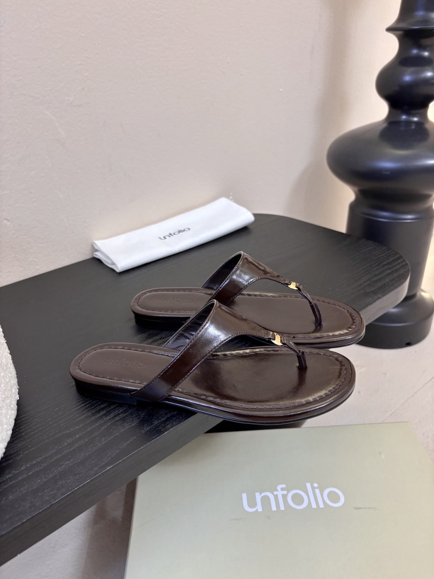 unfoli*26c 早春新人字拖采用高品质牛油皮材质，触感柔软，夹趾设计+细高跟，时髦又舒适，明亮黄色