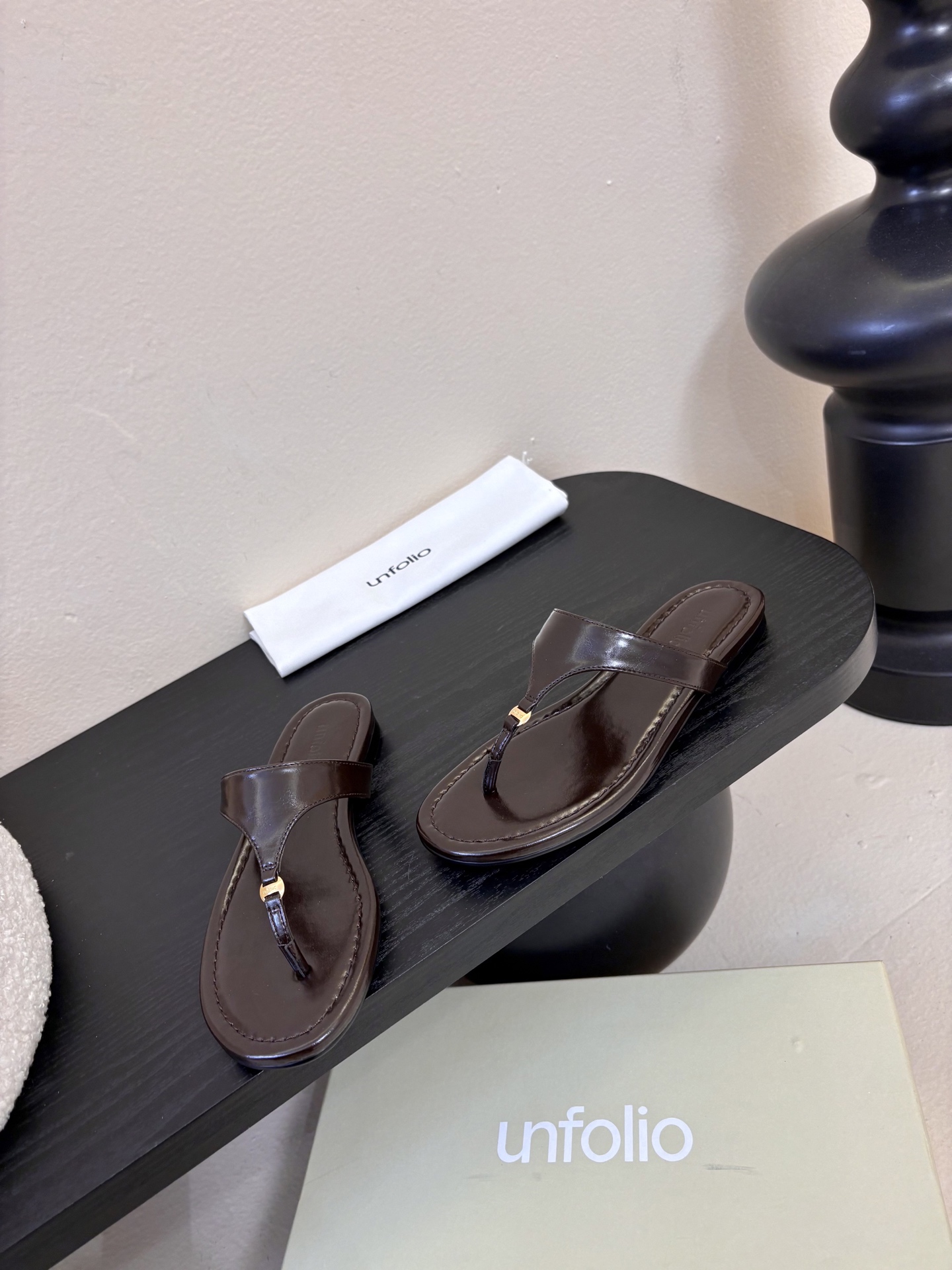 unfoli*26c 早春新人字拖采用高品质牛油皮材质，触感柔软，夹趾设计+细高跟，时髦又舒适，明亮黄色