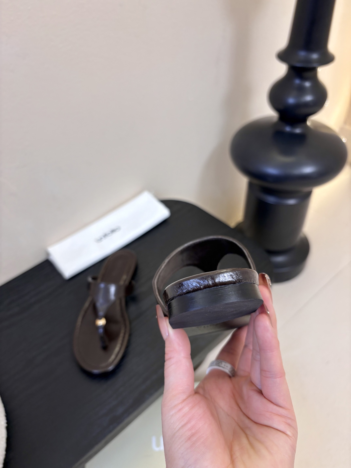 unfoli*26c 早春新人字拖采用高品质牛油皮材质，触感柔软，夹趾设计+细高跟，时髦又舒适，明亮黄色