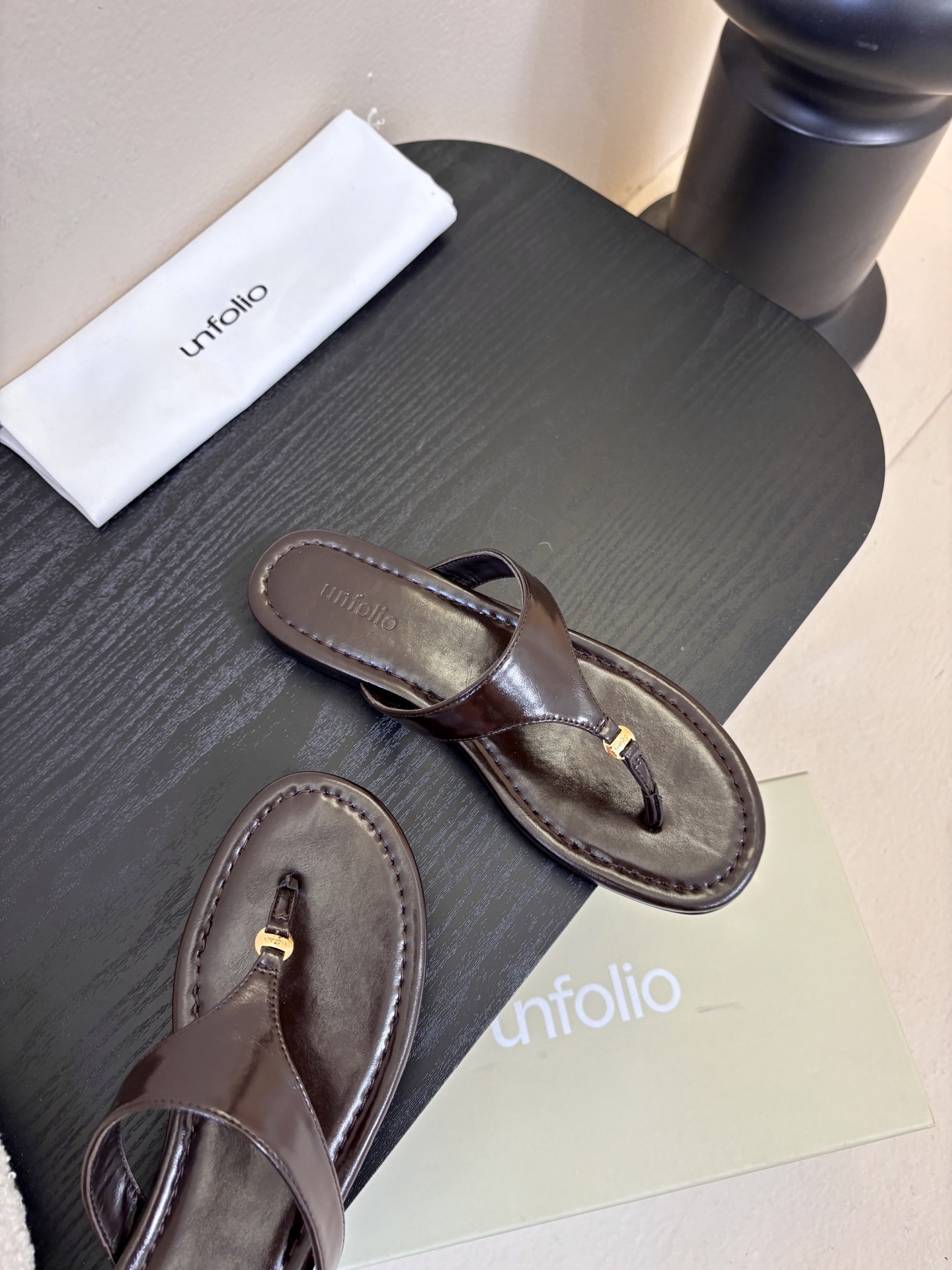 unfoli*26c 早春新人字拖采用高品质牛油皮材质，触感柔软，夹趾设计+细高跟，时髦又舒适，明亮黄色