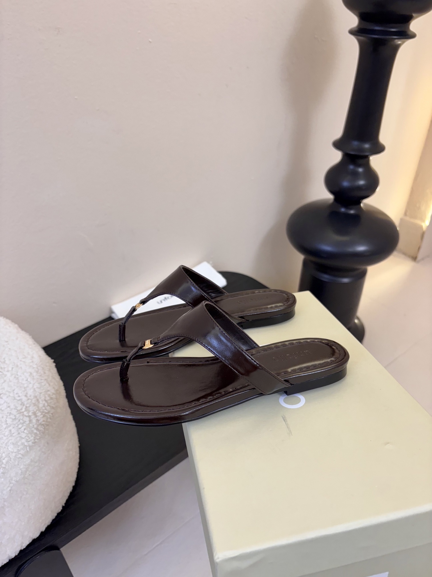 unfoli*26c 早春新人字拖采用高品质牛油皮材质，触感柔软，夹趾设计+细高跟，时髦又舒适，明亮黄色