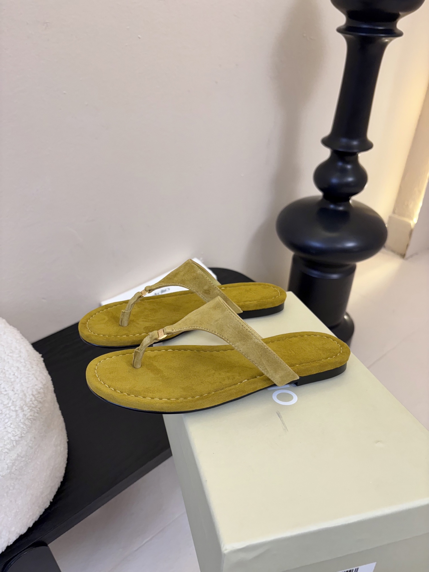 unfoli*26c 早春新人字拖采用高品质牛油皮材质，触感柔软，夹趾设计+细高跟，时髦又舒适，明亮黄色