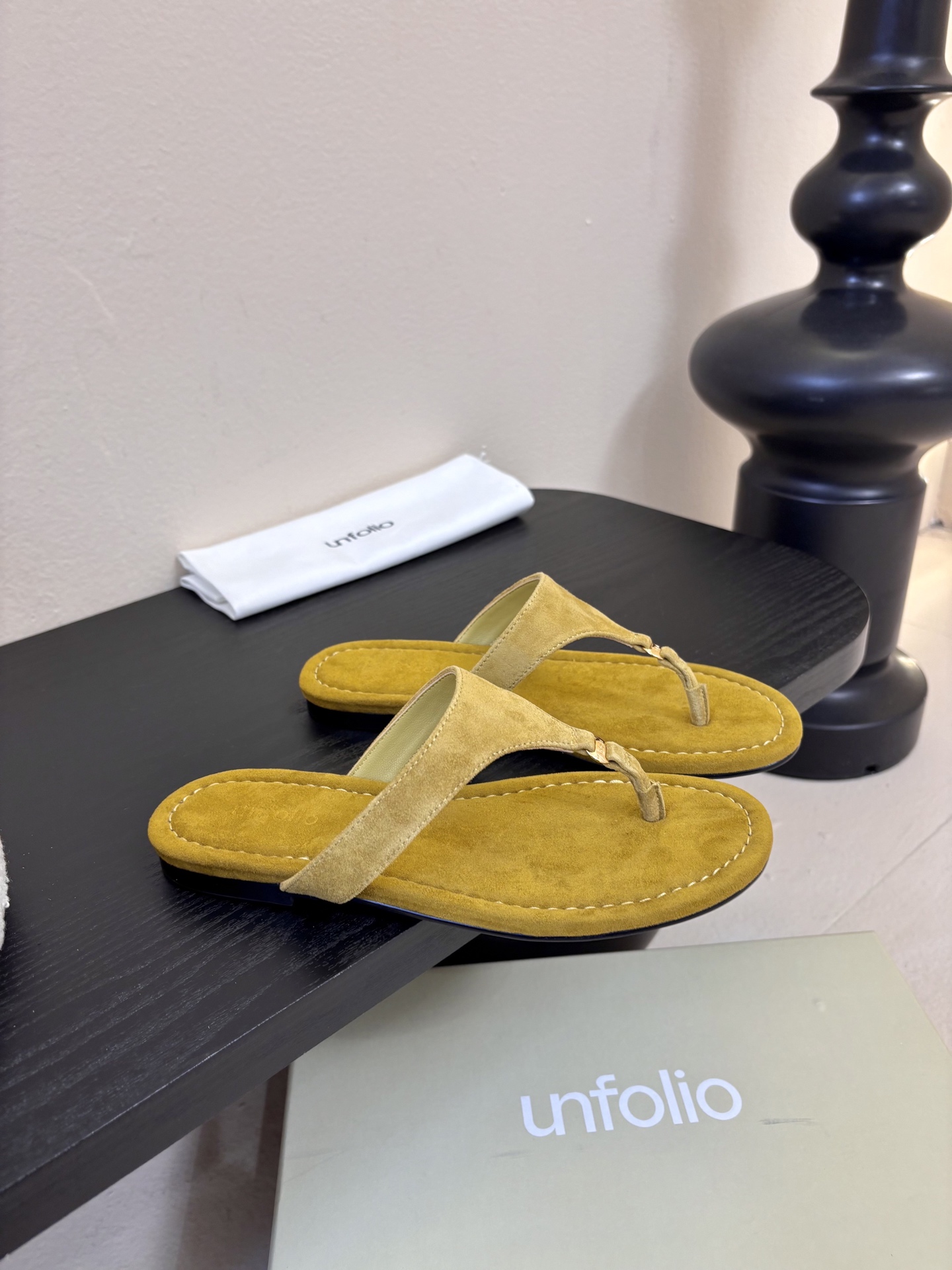 unfoli*26c 早春新人字拖采用高品质牛油皮材质，触感柔软，夹趾设计+细高跟，时髦又舒适，明亮黄色