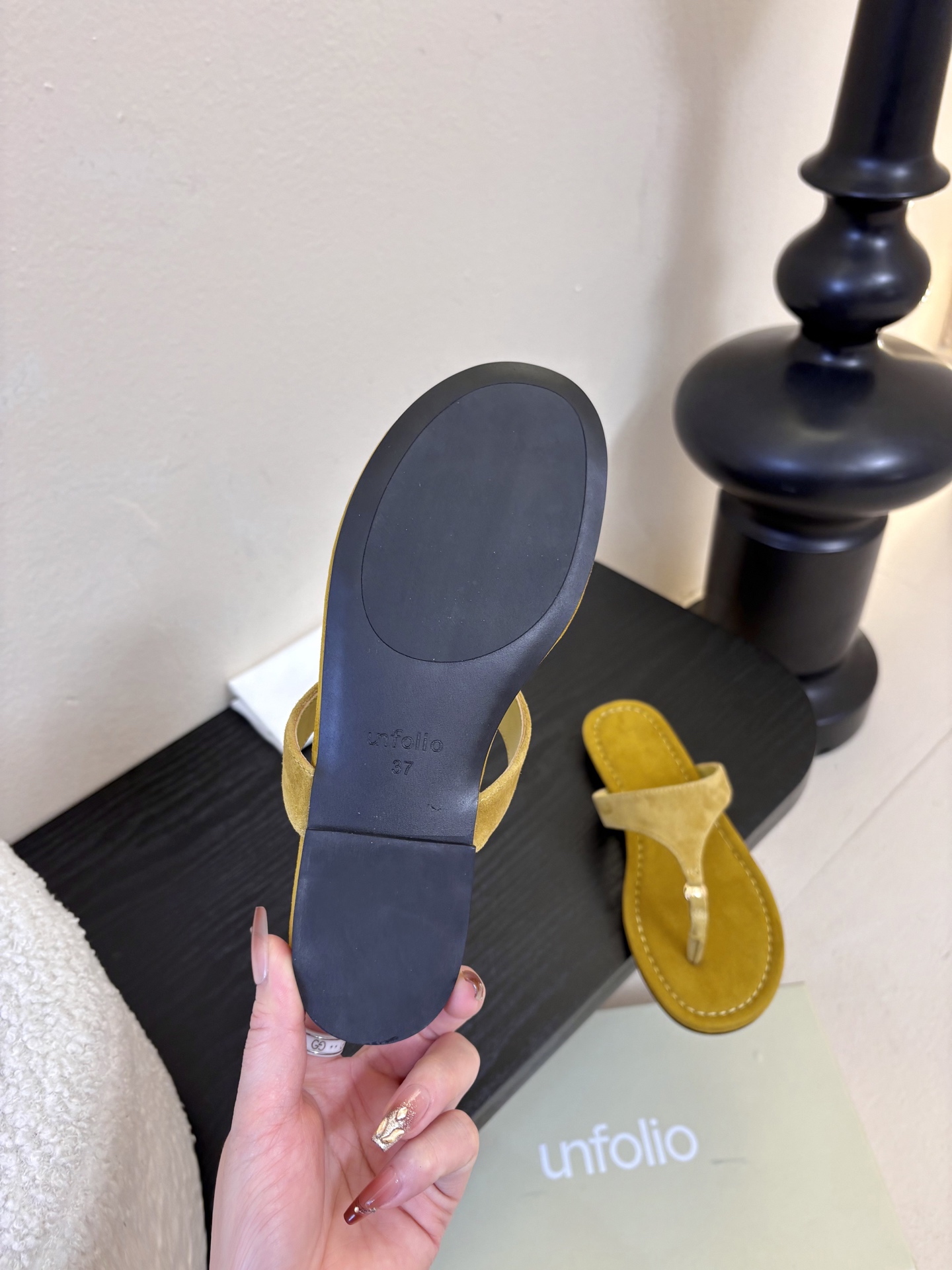 unfoli*26c 早春新人字拖采用高品质牛油皮材质，触感柔软，夹趾设计+细高跟，时髦又舒适，明亮黄色