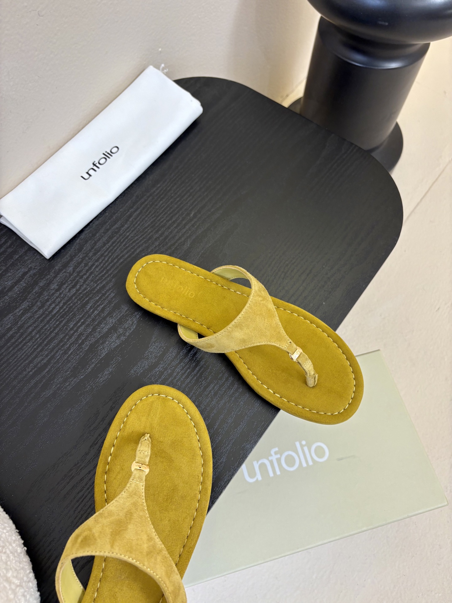 unfoli*26c 早春新人字拖采用高品质牛油皮材质，触感柔软，夹趾设计+细高跟，时髦又舒适，明亮黄色