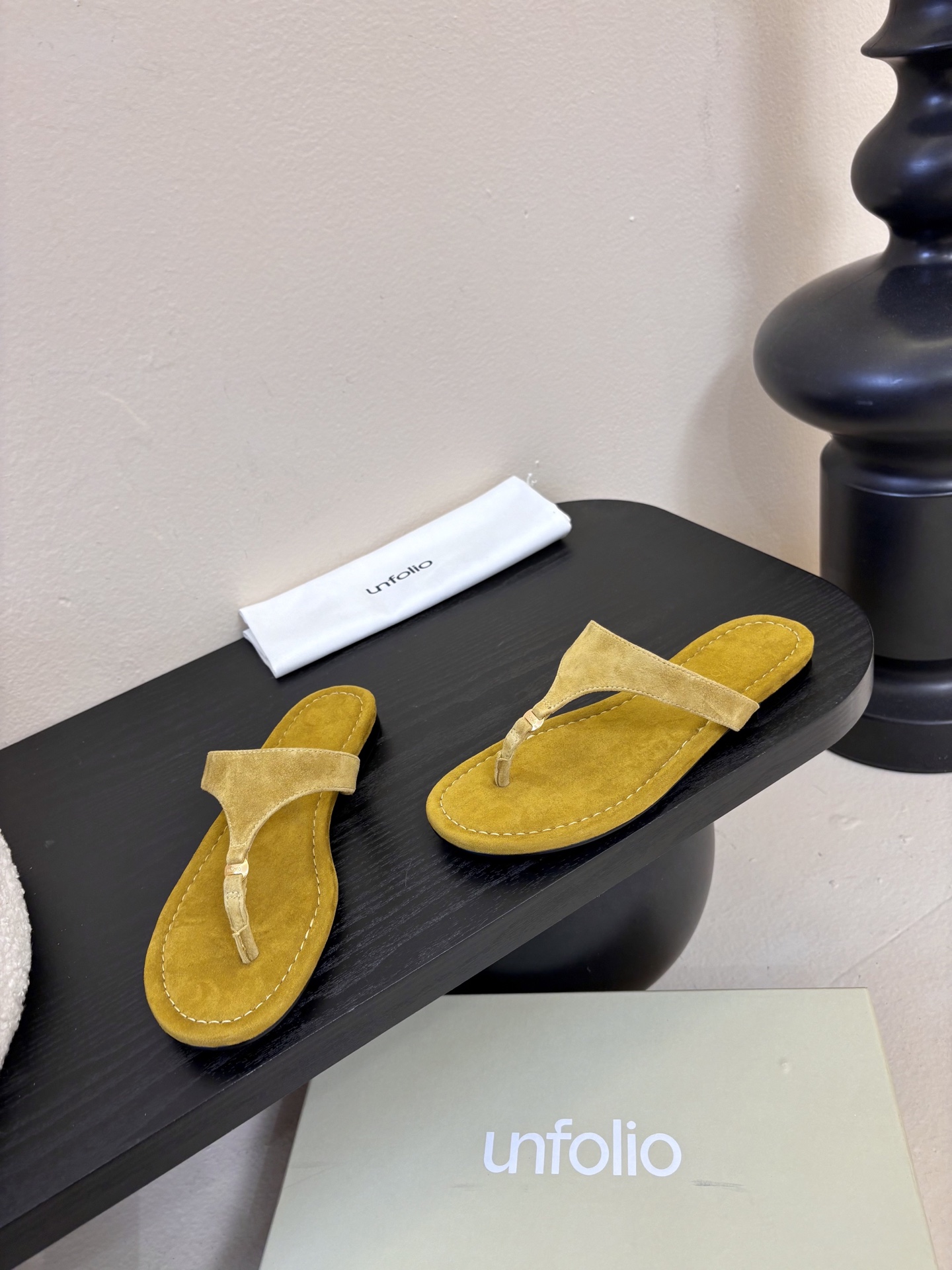 unfoli*26c 早春新人字拖采用高品质牛油皮材质，触感柔软，夹趾设计+细高跟，时髦又舒适，明亮黄色
