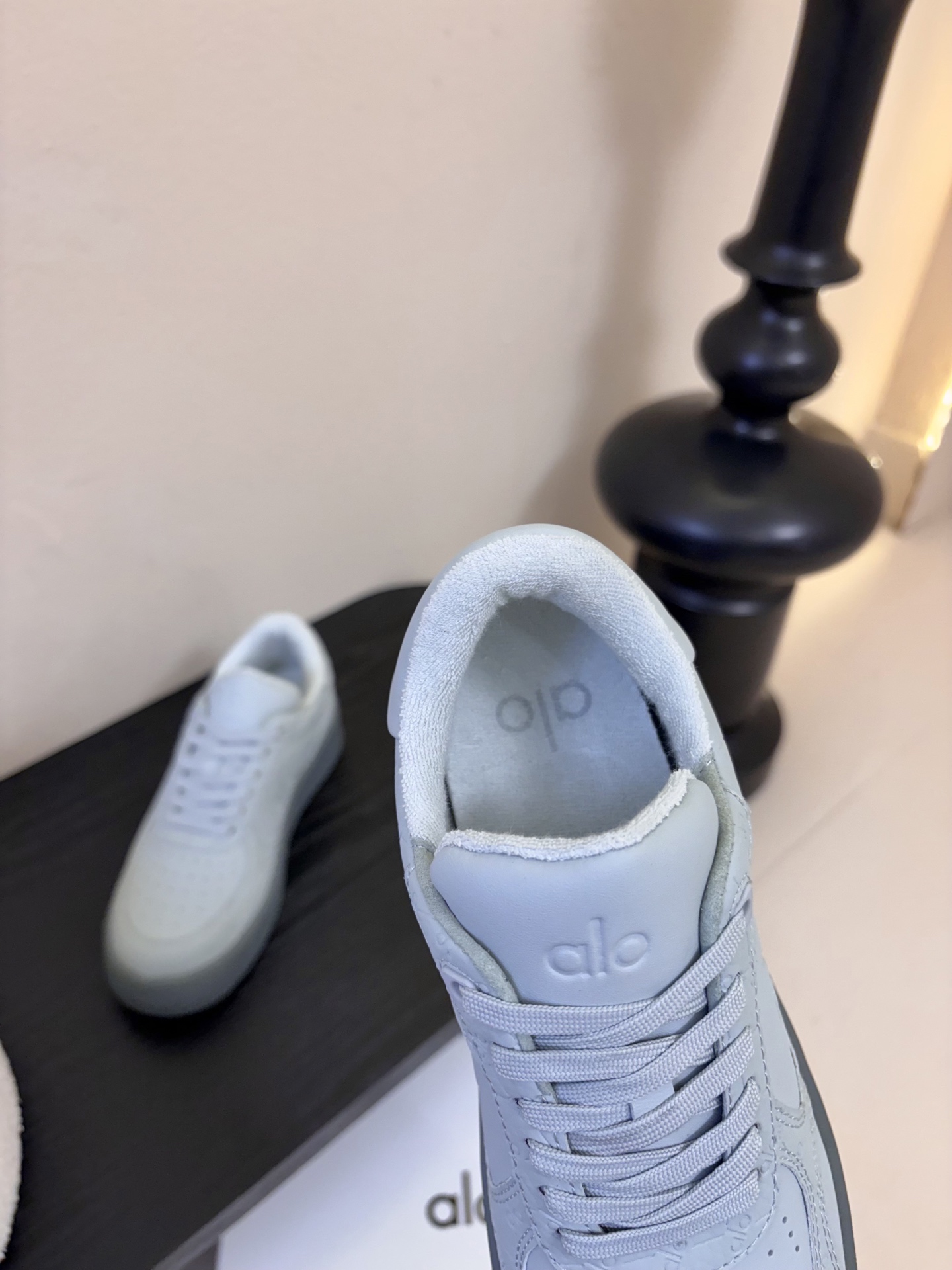 Al* 26ss早春新品透气低帮厚底运动鞋板鞋采用低帮板鞋经典版型，鞋头为透气冲孔设计，鞋底是半透明橡胶