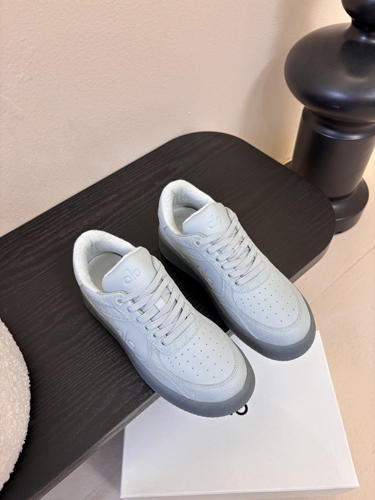 Al* 26ss早春新品透气低帮厚底运动鞋板鞋采用低帮板鞋经典版型，鞋头为透气冲孔设计，鞋底是半透明橡胶