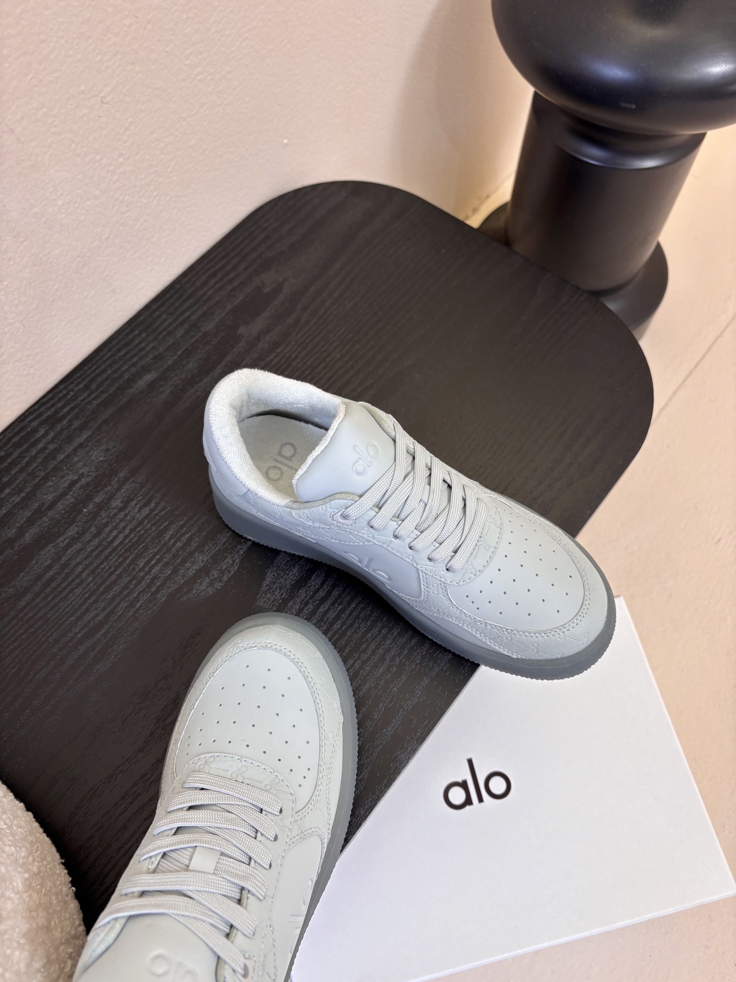 Al* 26ss早春新品透气低帮厚底运动鞋板鞋采用低帮板鞋经典版型，鞋头为透气冲孔设计，鞋底是半透明橡胶