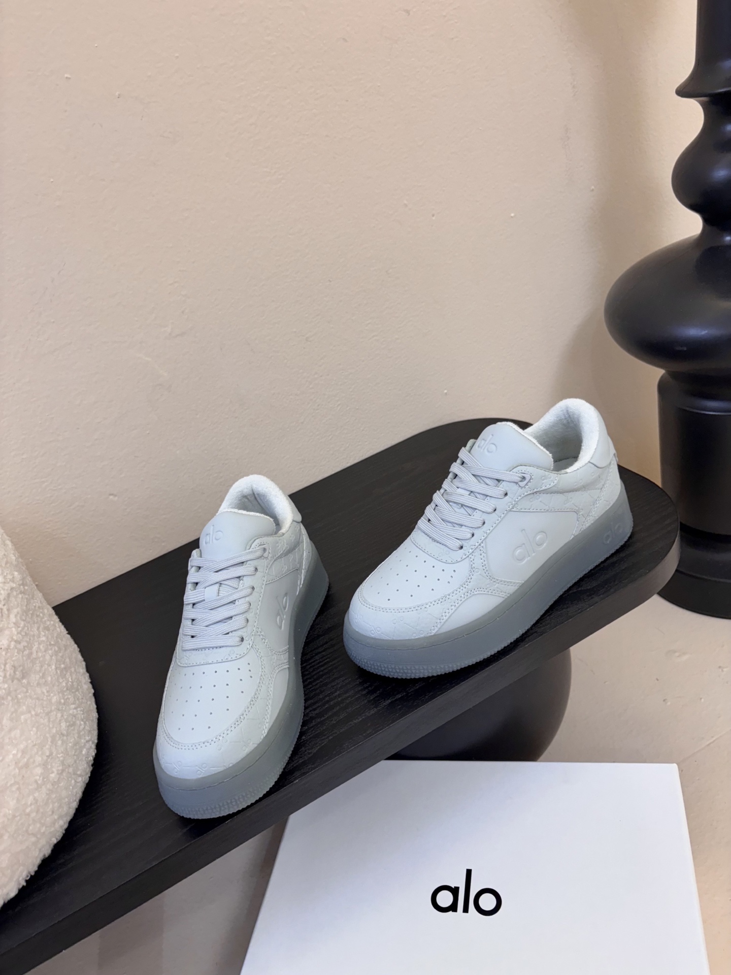 Al* 26ss早春新品透气低帮厚底运动鞋板鞋采用低帮板鞋经典版型，鞋头为透气冲孔设计，鞋底是半透明橡胶