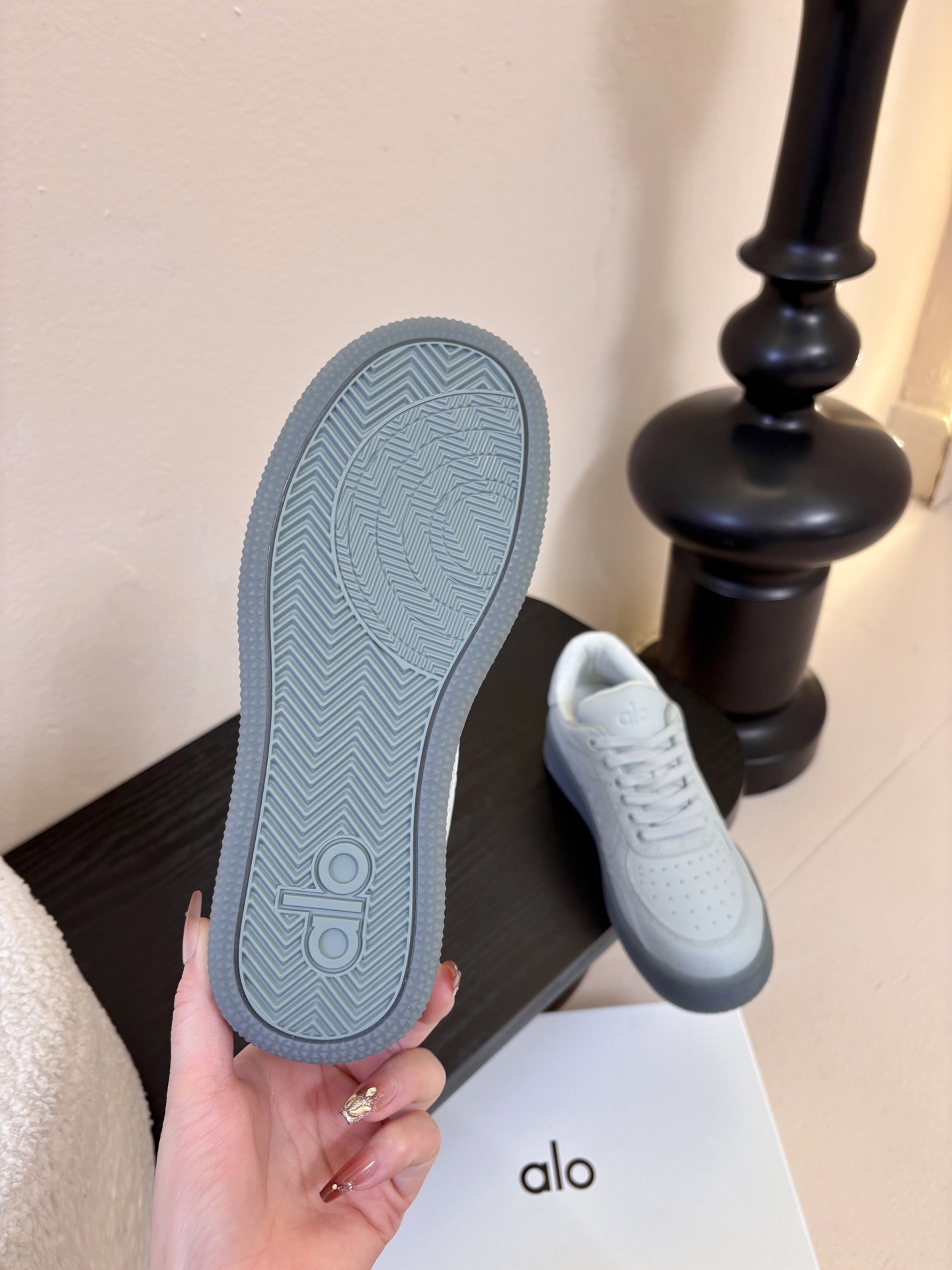 Al* 26ss早春新品透气低帮厚底运动鞋板鞋采用低帮板鞋经典版型，鞋头为透气冲孔设计，鞋底是半透明橡胶