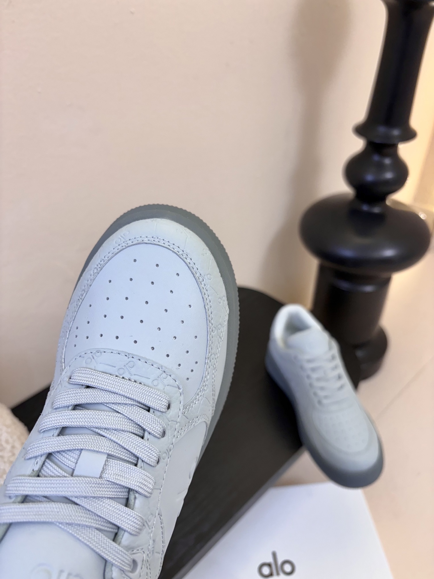 Al* 26ss早春新品透气低帮厚底运动鞋板鞋采用低帮板鞋经典版型，鞋头为透气冲孔设计，鞋底是半透明橡胶