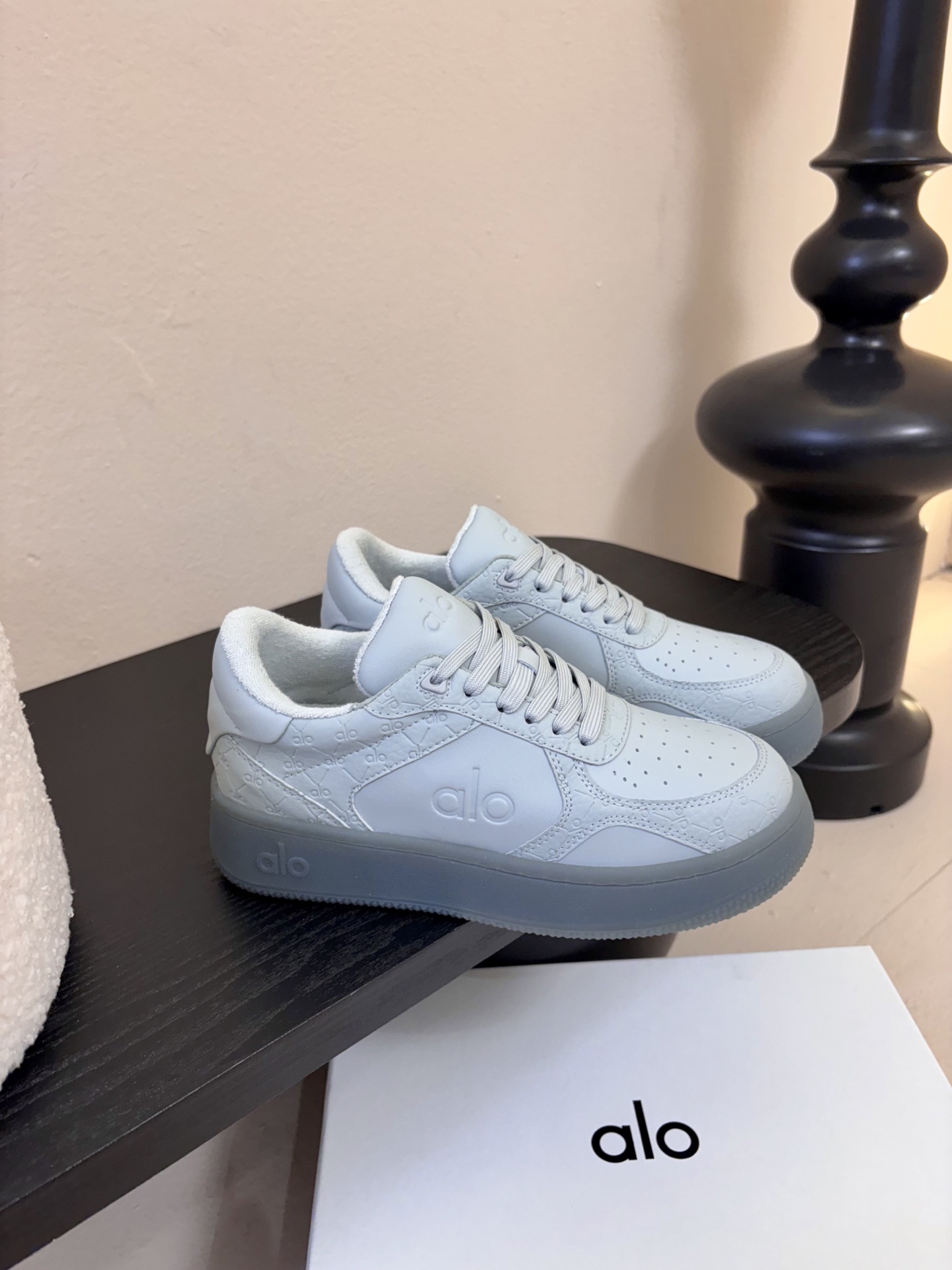 Al* 26ss早春新品透气低帮厚底运动鞋板鞋采用低帮板鞋经典版型，鞋头为透气冲孔设计，鞋底是半透明橡胶