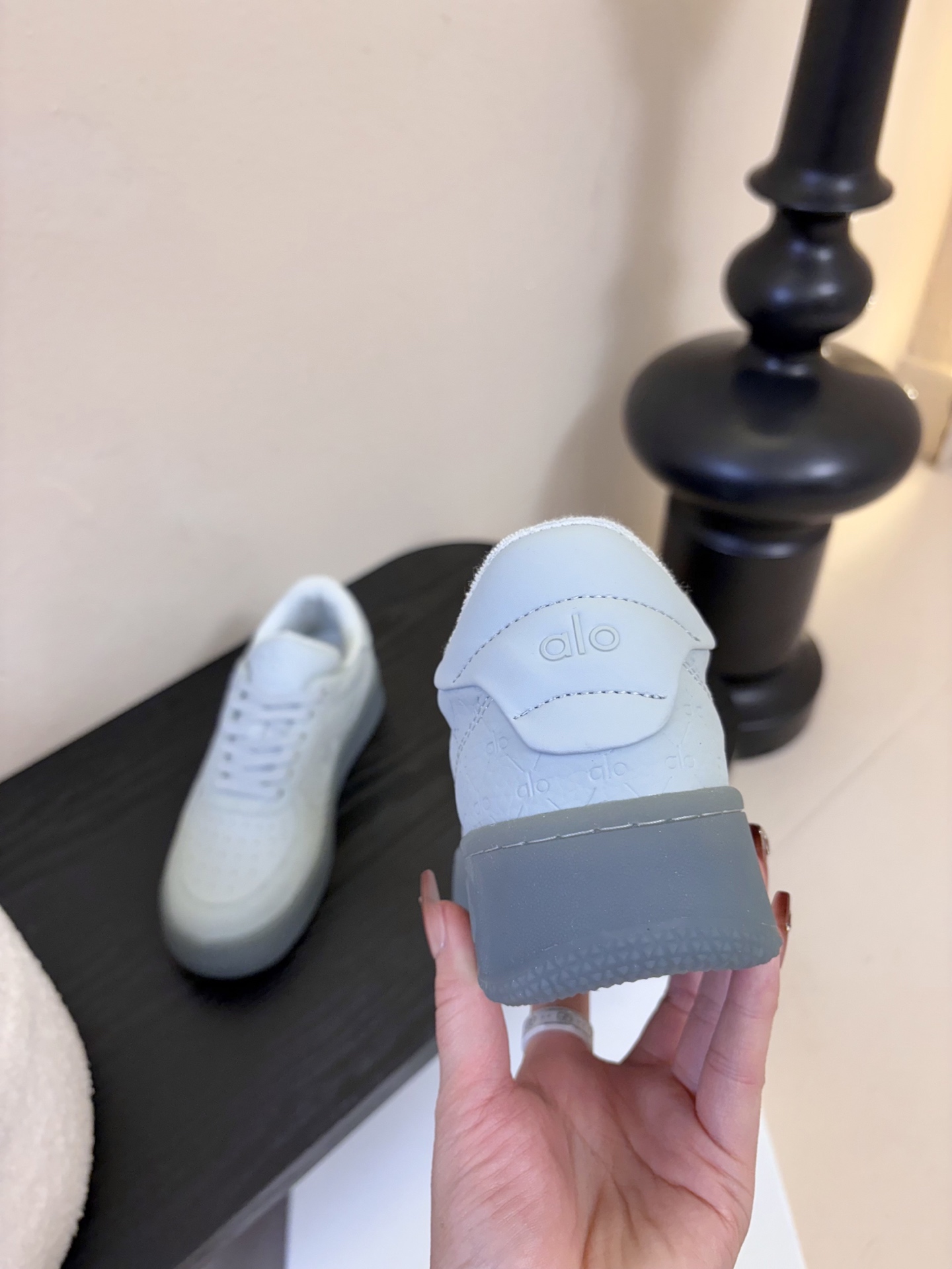 Al* 26ss早春新品透气低帮厚底运动鞋板鞋采用低帮板鞋经典版型，鞋头为透气冲孔设计，鞋底是半透明橡胶