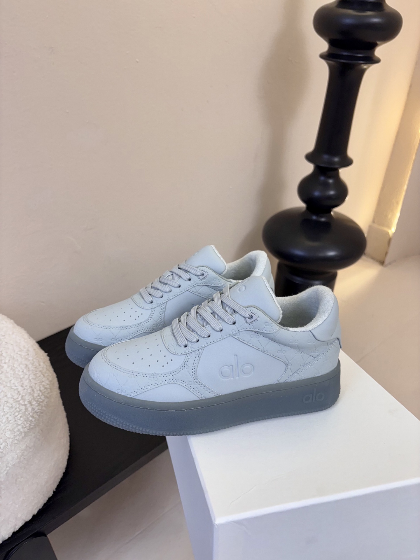 Al* 26ss早春新品透气低帮厚底运动鞋板鞋采用低帮板鞋经典版型，鞋头为透气冲孔设计，鞋底是半透明橡胶
