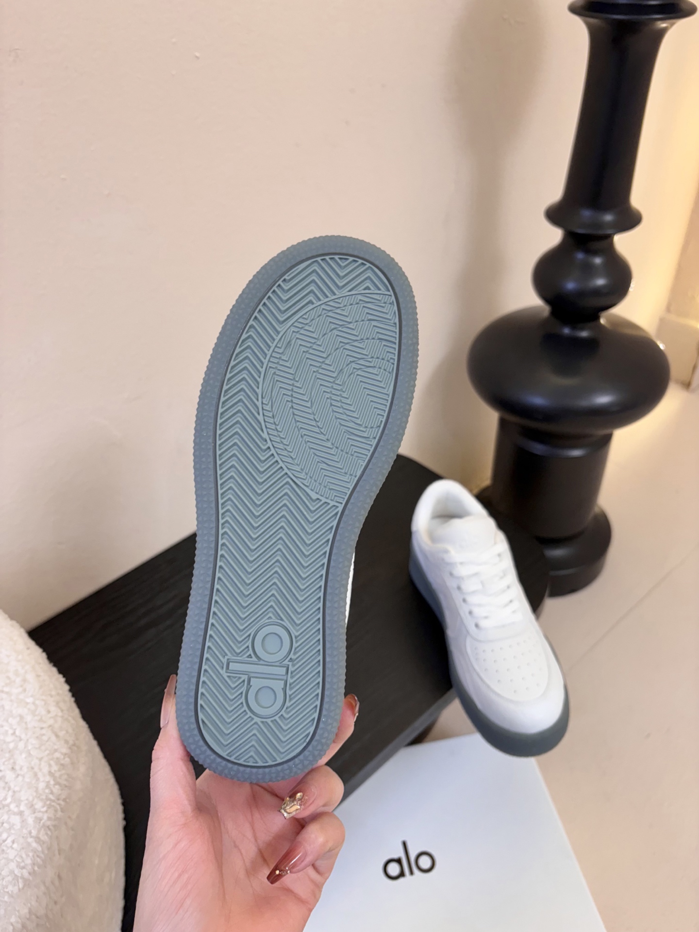 Al* 26ss早春新品透气低帮厚底运动鞋板鞋采用低帮板鞋经典版型，鞋头为透气冲孔设计，鞋底是半透明橡胶