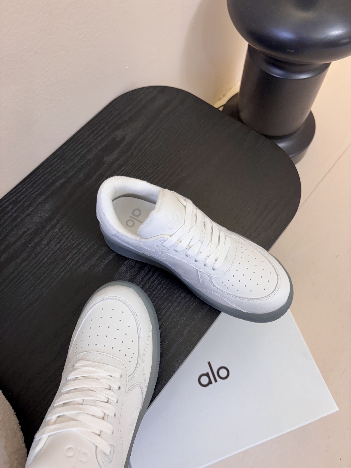 Al* 26ss早春新品透气低帮厚底运动鞋板鞋采用低帮板鞋经典版型，鞋头为透气冲孔设计，鞋底是半透明橡胶