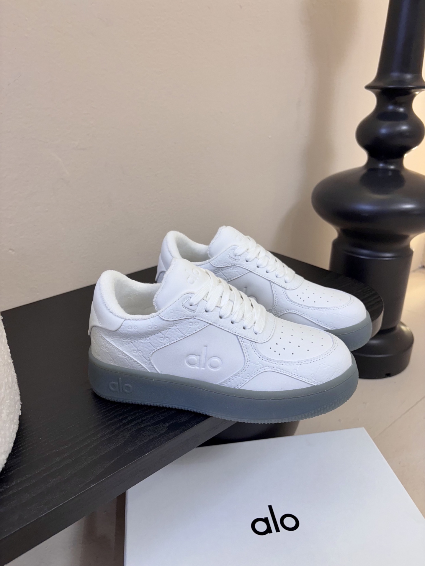 Al* 26ss早春新品透气低帮厚底运动鞋板鞋采用低帮板鞋经典版型，鞋头为透气冲孔设计，鞋底是半透明橡胶