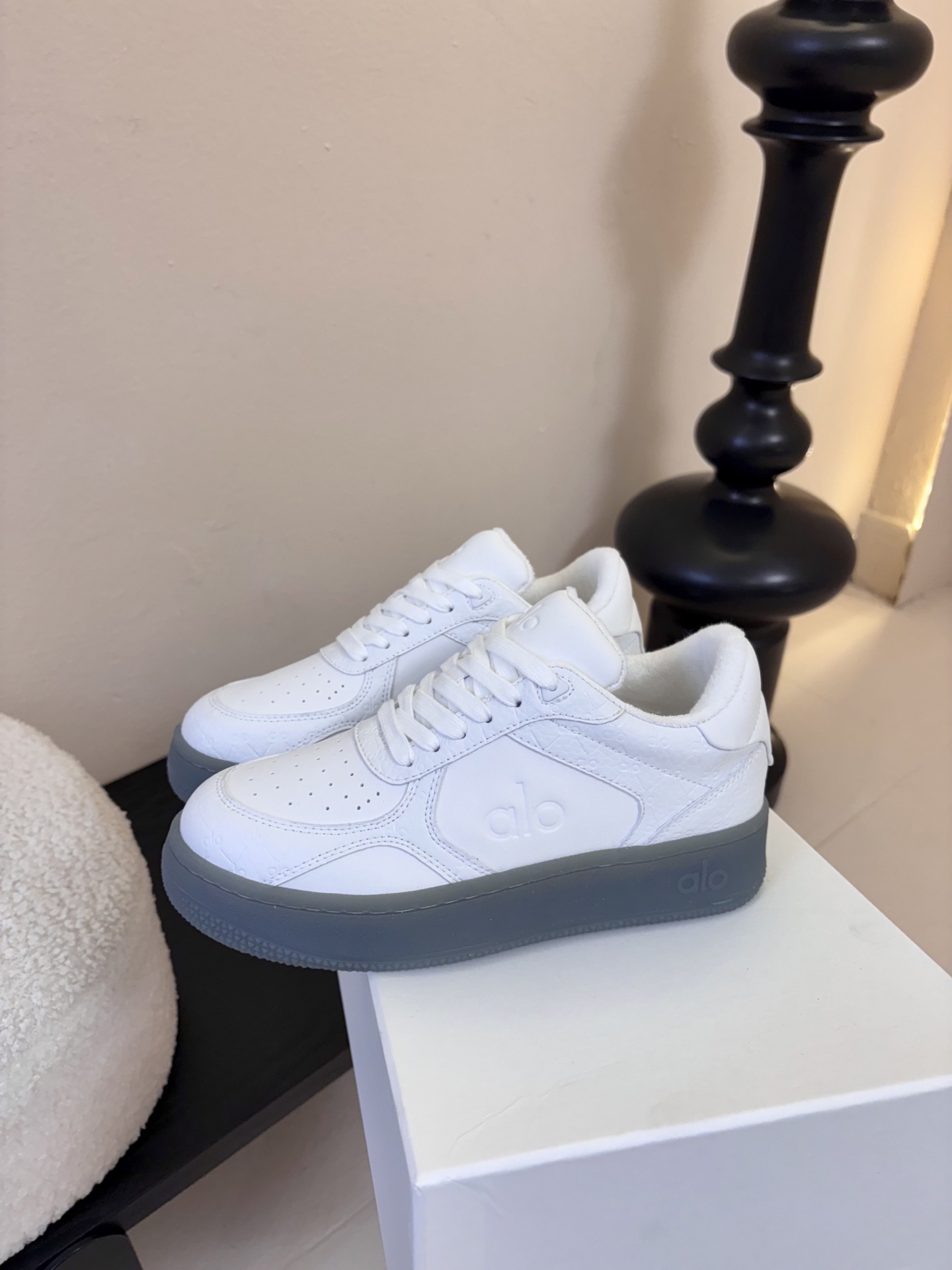 Al* 26ss早春新品透气低帮厚底运动鞋板鞋采用低帮板鞋经典版型，鞋头为透气冲孔设计，鞋底是半透明橡胶