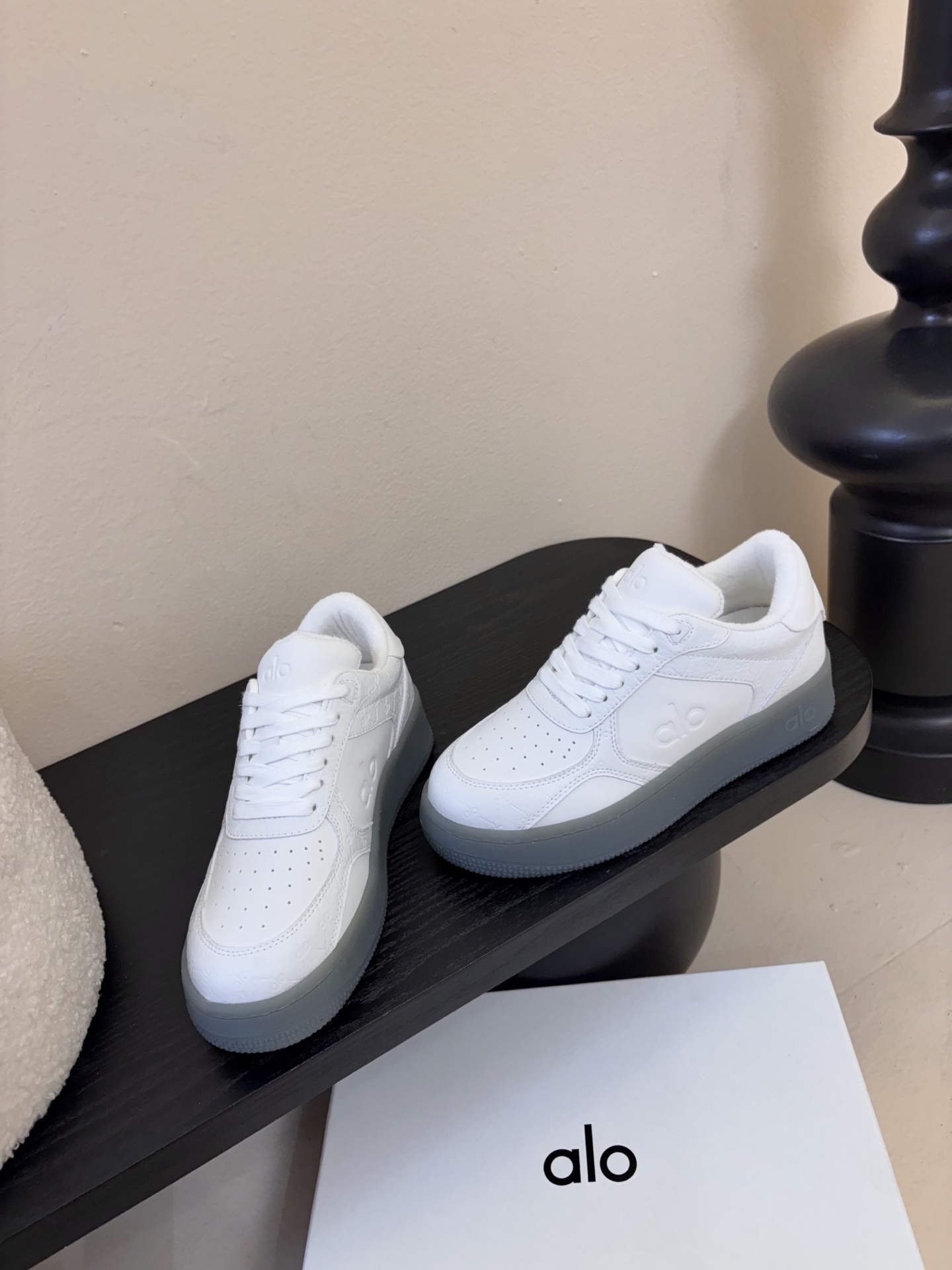 Al* 26ss早春新品透气低帮厚底运动鞋板鞋采用低帮板鞋经典版型，鞋头为透气冲孔设计，鞋底是半透明橡胶