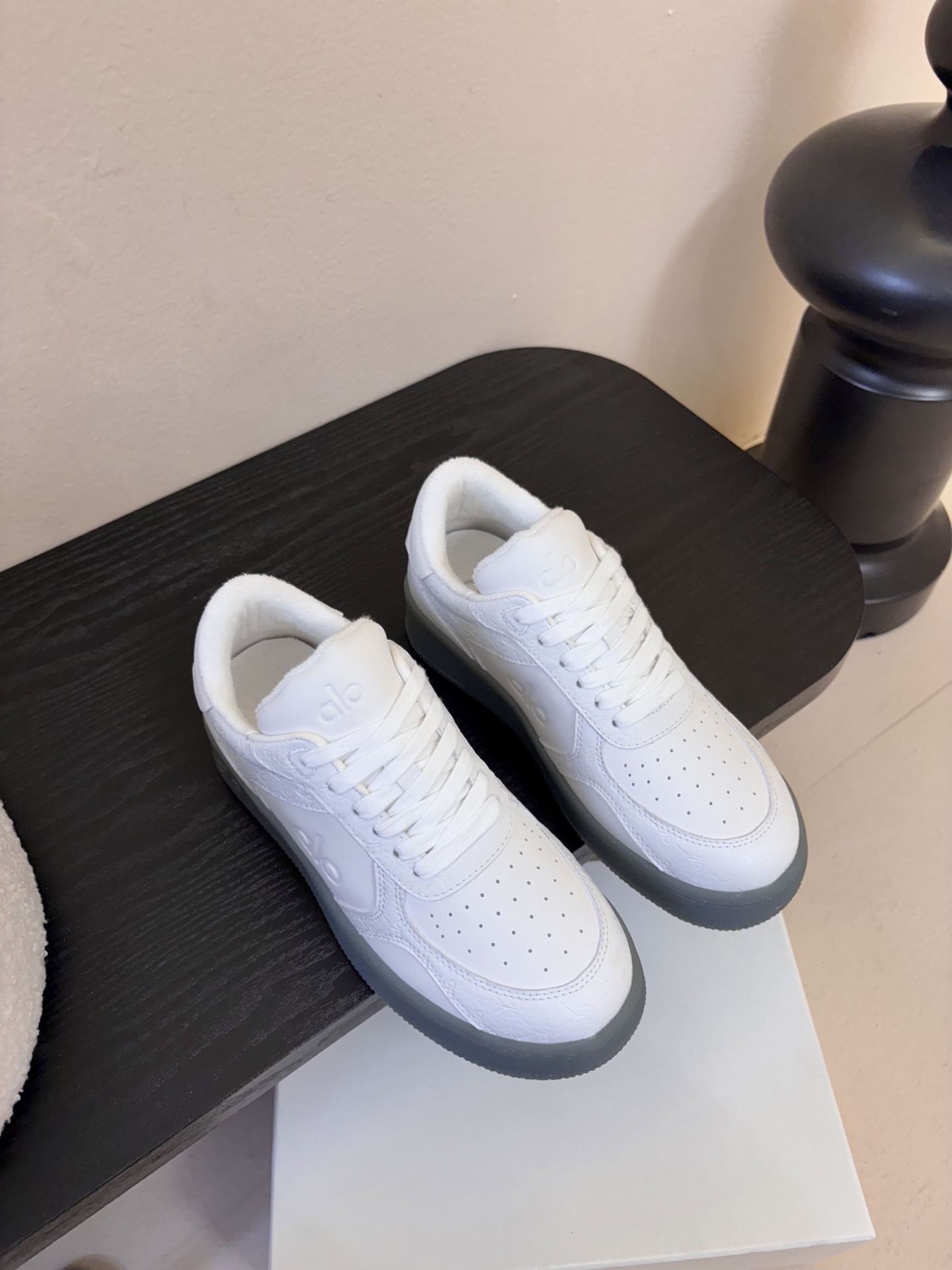 Al* 26ss早春新品透气低帮厚底运动鞋板鞋采用低帮板鞋经典版型，鞋头为透气冲孔设计，鞋底是半透明橡胶