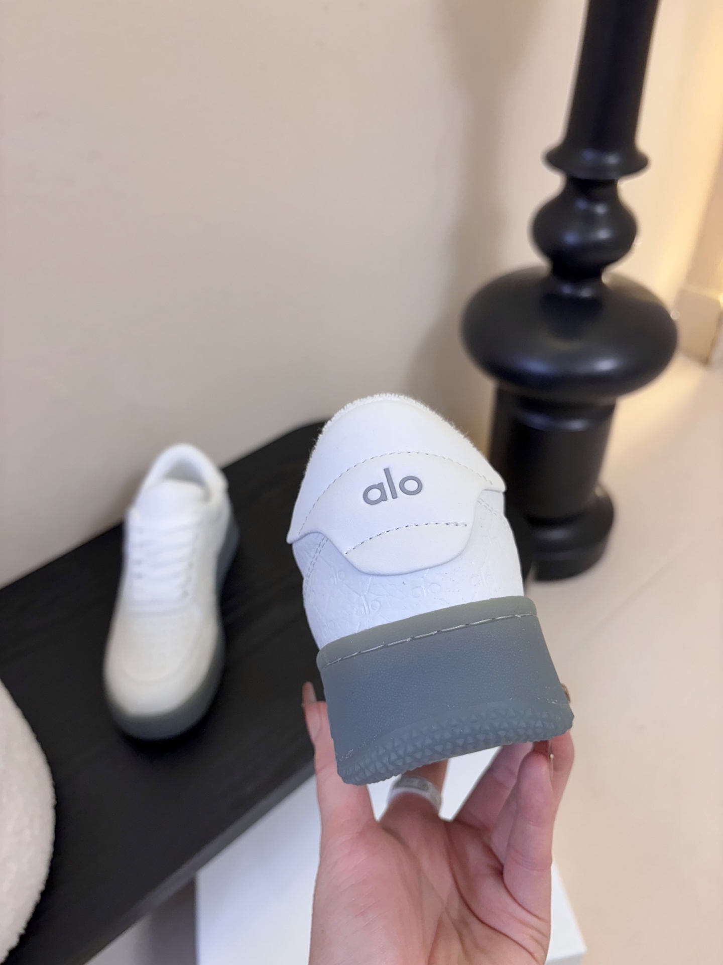 Al* 26ss早春新品透气低帮厚底运动鞋板鞋采用低帮板鞋经典版型，鞋头为透气冲孔设计，鞋底是半透明橡胶