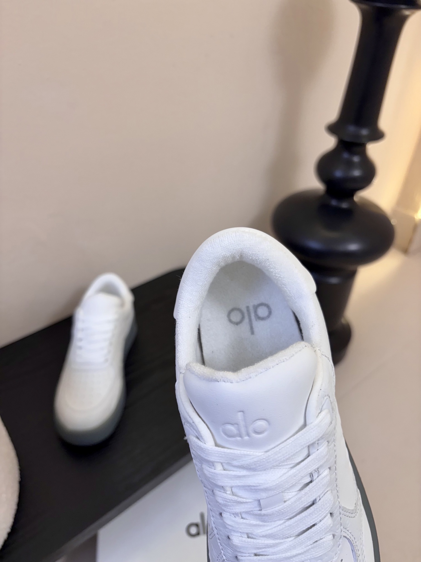 Al* 26ss早春新品透气低帮厚底运动鞋板鞋采用低帮板鞋经典版型，鞋头为透气冲孔设计，鞋底是半透明橡胶