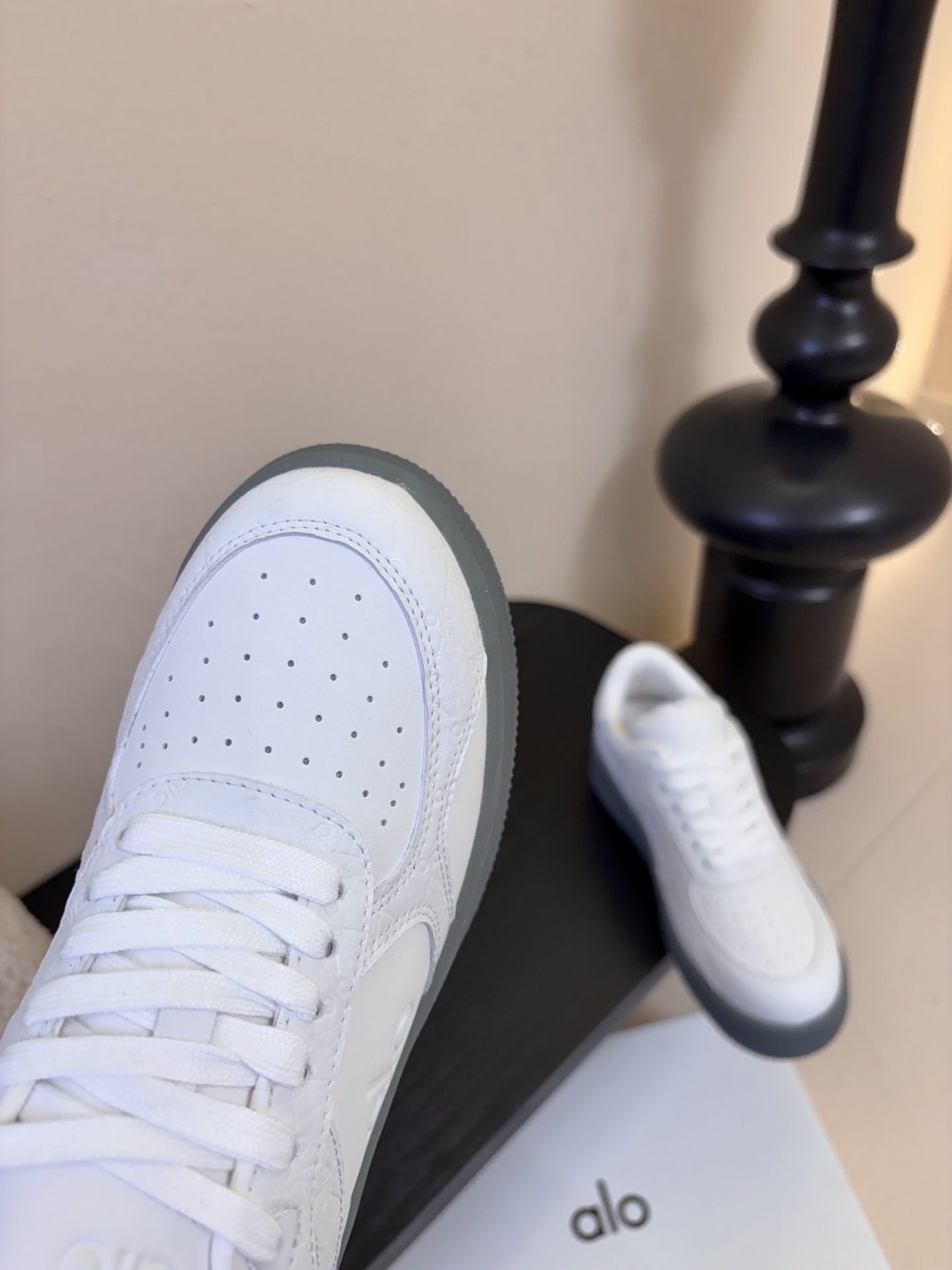 Al* 26ss早春新品透气低帮厚底运动鞋板鞋采用低帮板鞋经典版型，鞋头为透气冲孔设计，鞋底是半透明橡胶