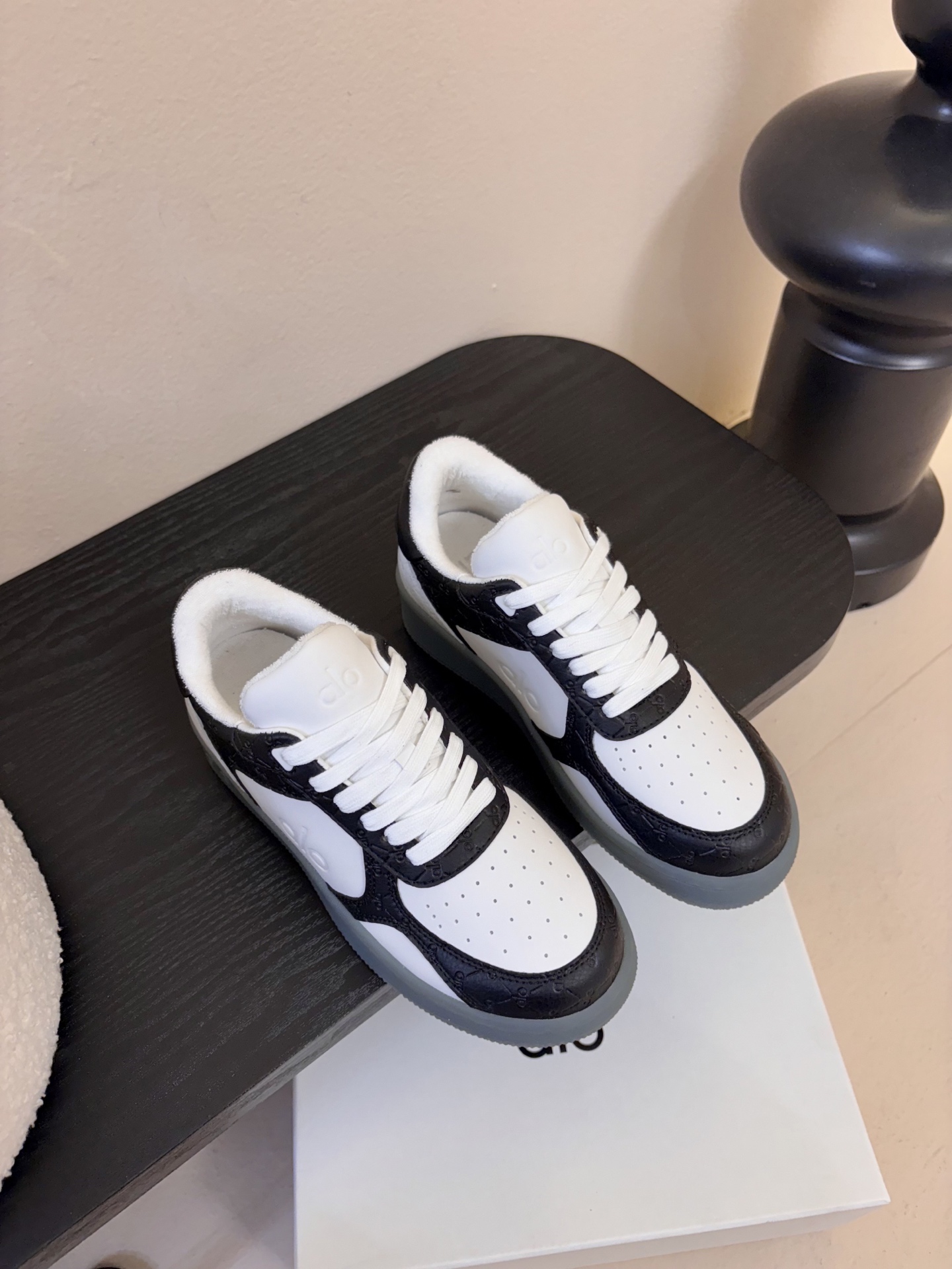 NO:707702,Al* 26ss early spring new breathable low-cut thick-soled sneakers adopt the classic low-top sneaker style, with a breathable punched toe design and a translucent rubber outsole, which combines a sporty and casual feel with fashionable details. The black and white panda style, light gray style, and pure white style are simple and versatile, suitable for sports, daily outings and other scenes.  The Alo letter logo is printed on the tongue, side and insole of the shoe. The shoe box is designed in simple pure white. The low-key logo design fits the brand's sporty and luxurious tone and strengthens brand recognition. Cowhide upper, terry cloth lining, rubber outsole, size 35-40 (customized size 40 is non-refundable), heel height 4cm, casual shoes/sports shoes, sneakers, cowhide19860909Al* 26ss早春新品透气低帮厚底运动鞋板鞋 采用低帮板鞋经典版型,鞋头为透气冲孔设计,鞋底是半透明橡胶大底,兼具运动休闲感与时尚细节；黑白熊猫款、浅灰款、纯白款三种配色简约百搭,适配运动、日常出街等场景. 鞋舌、鞋侧及鞋垫处均印有Alo字母标识,鞋盒为简约纯白色设计,低调的标识设计契合品牌运动轻奢的调性,强化品牌辨识度. 鞋面牛皮 内里毛巾布 大底橡胶大底 size35-40码（40码定制不退换） 跟高4cm,休闲鞋/运动鞋,sneakers,cowhide,Women's Shoes