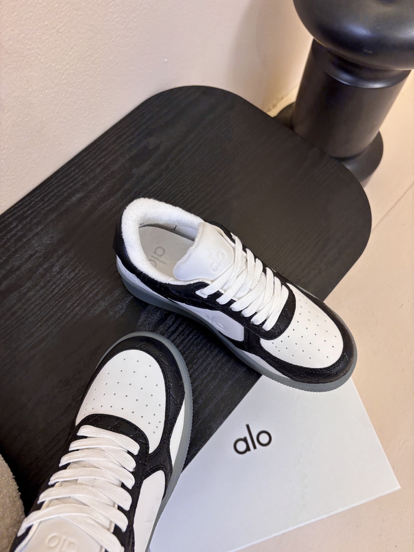 Al* 26ss早春新品透气低帮厚底运动鞋板鞋采用低帮板鞋经典版型，鞋头为透气冲孔设计，鞋底是半透明橡胶