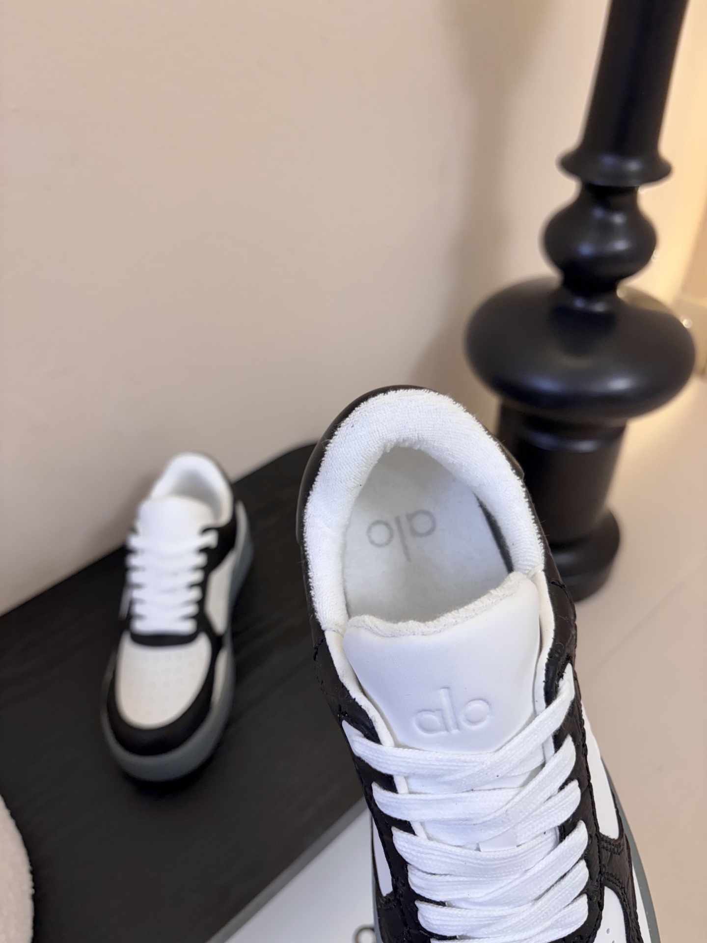 Al* 26ss早春新品透气低帮厚底运动鞋板鞋采用低帮板鞋经典版型，鞋头为透气冲孔设计，鞋底是半透明橡胶