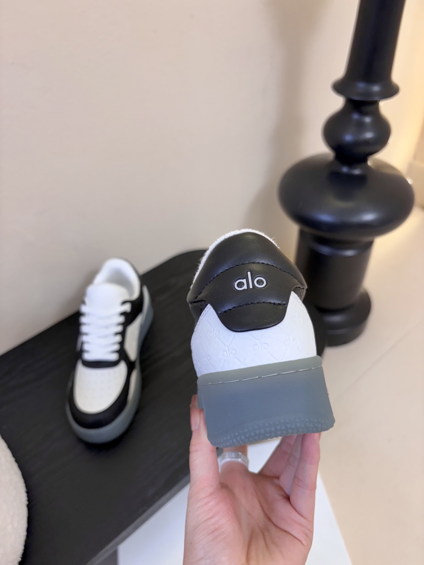 Al* 26ss早春新品透气低帮厚底运动鞋板鞋采用低帮板鞋经典版型，鞋头为透气冲孔设计，鞋底是半透明橡胶