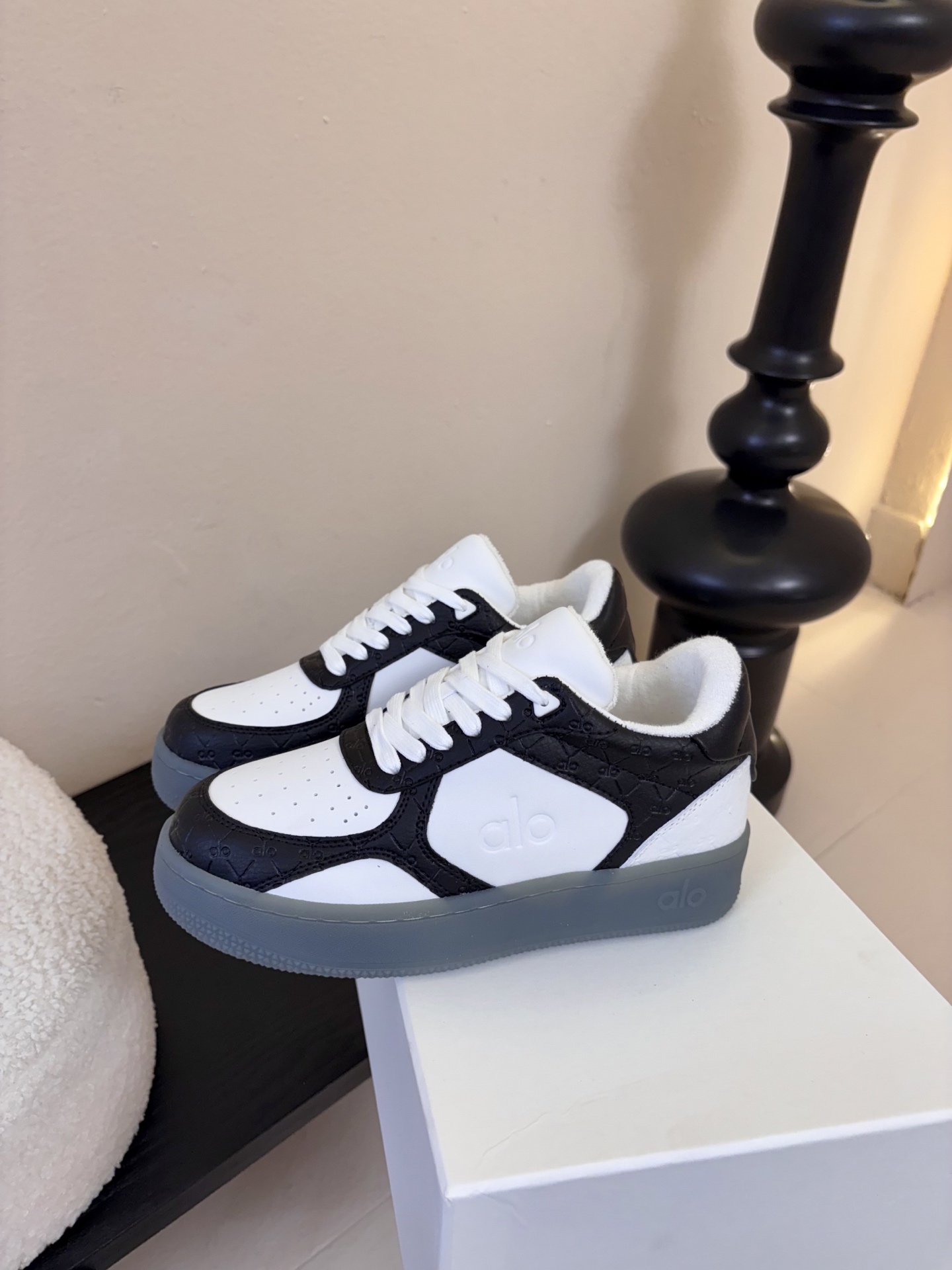 Al* 26ss早春新品透气低帮厚底运动鞋板鞋采用低帮板鞋经典版型，鞋头为透气冲孔设计，鞋底是半透明橡胶