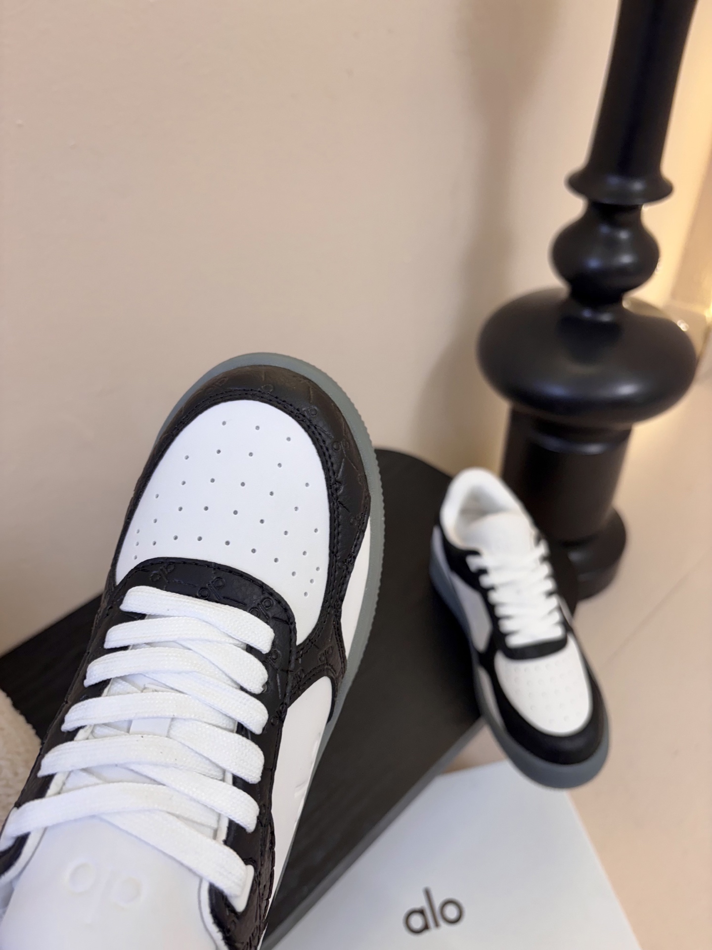 Al* 26ss早春新品透气低帮厚底运动鞋板鞋采用低帮板鞋经典版型，鞋头为透气冲孔设计，鞋底是半透明橡胶