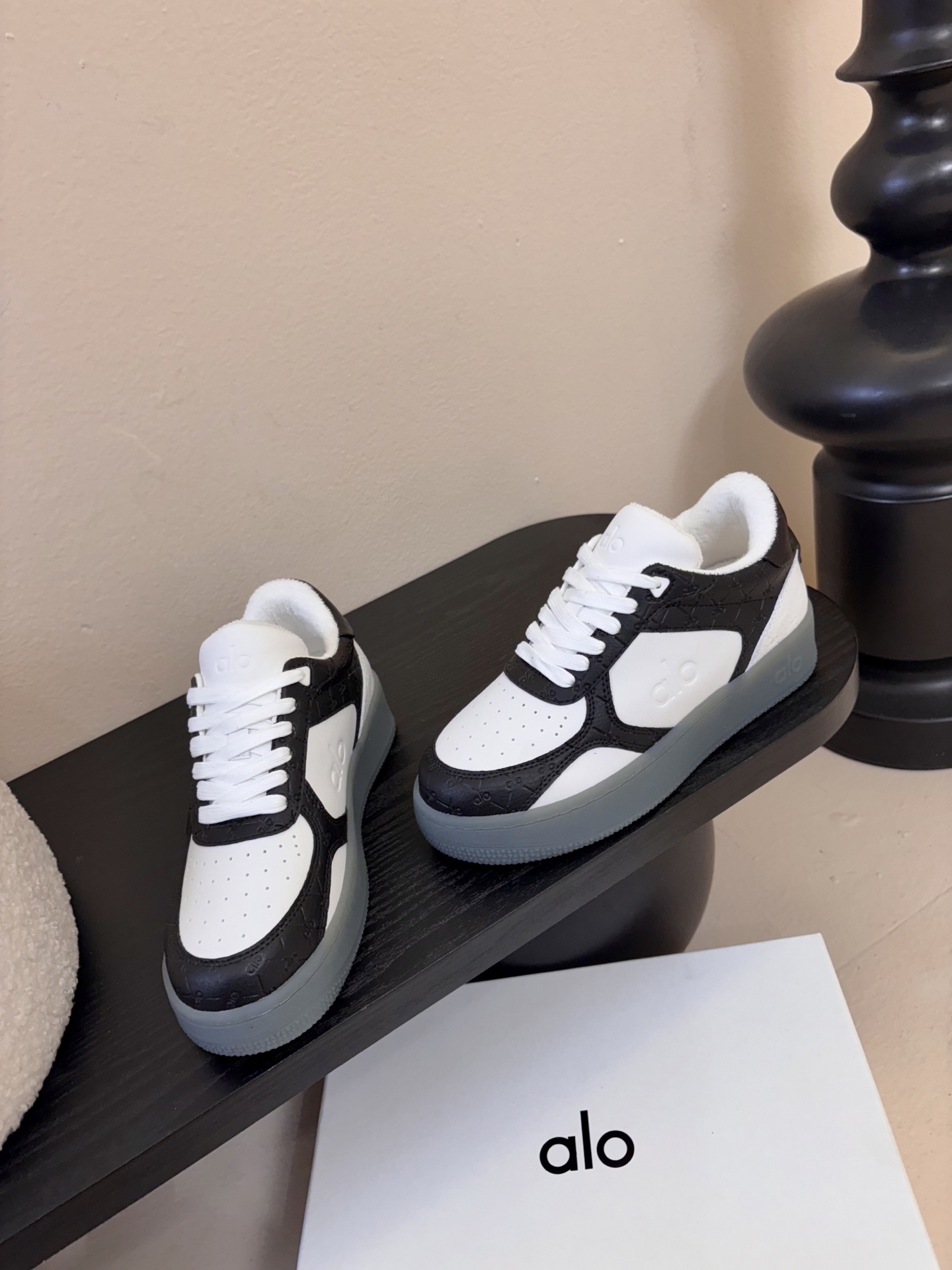 Al* 26ss早春新品透气低帮厚底运动鞋板鞋采用低帮板鞋经典版型，鞋头为透气冲孔设计，鞋底是半透明橡胶