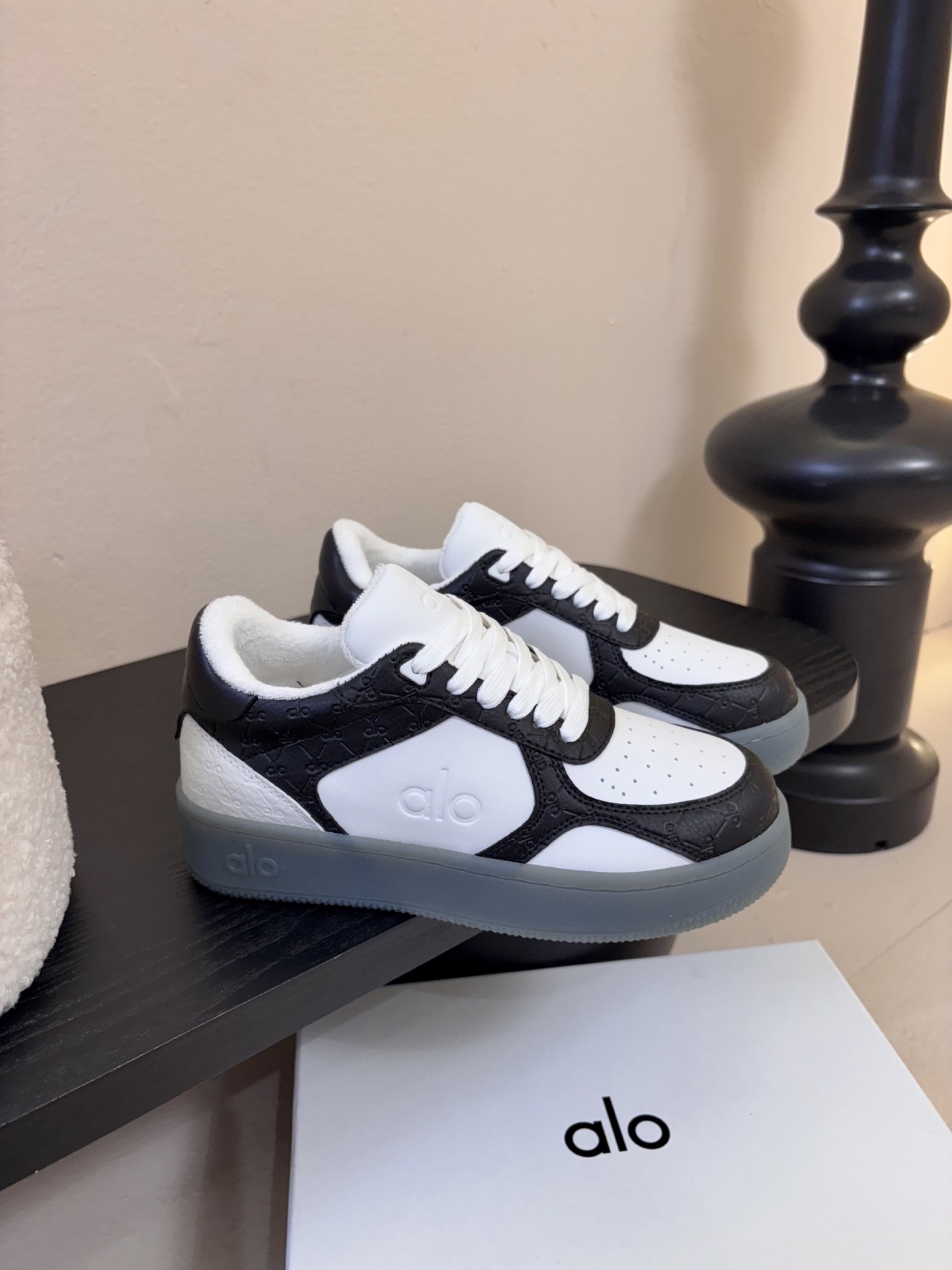 Al* 26ss早春新品透气低帮厚底运动鞋板鞋采用低帮板鞋经典版型，鞋头为透气冲孔设计，鞋底是半透明橡胶