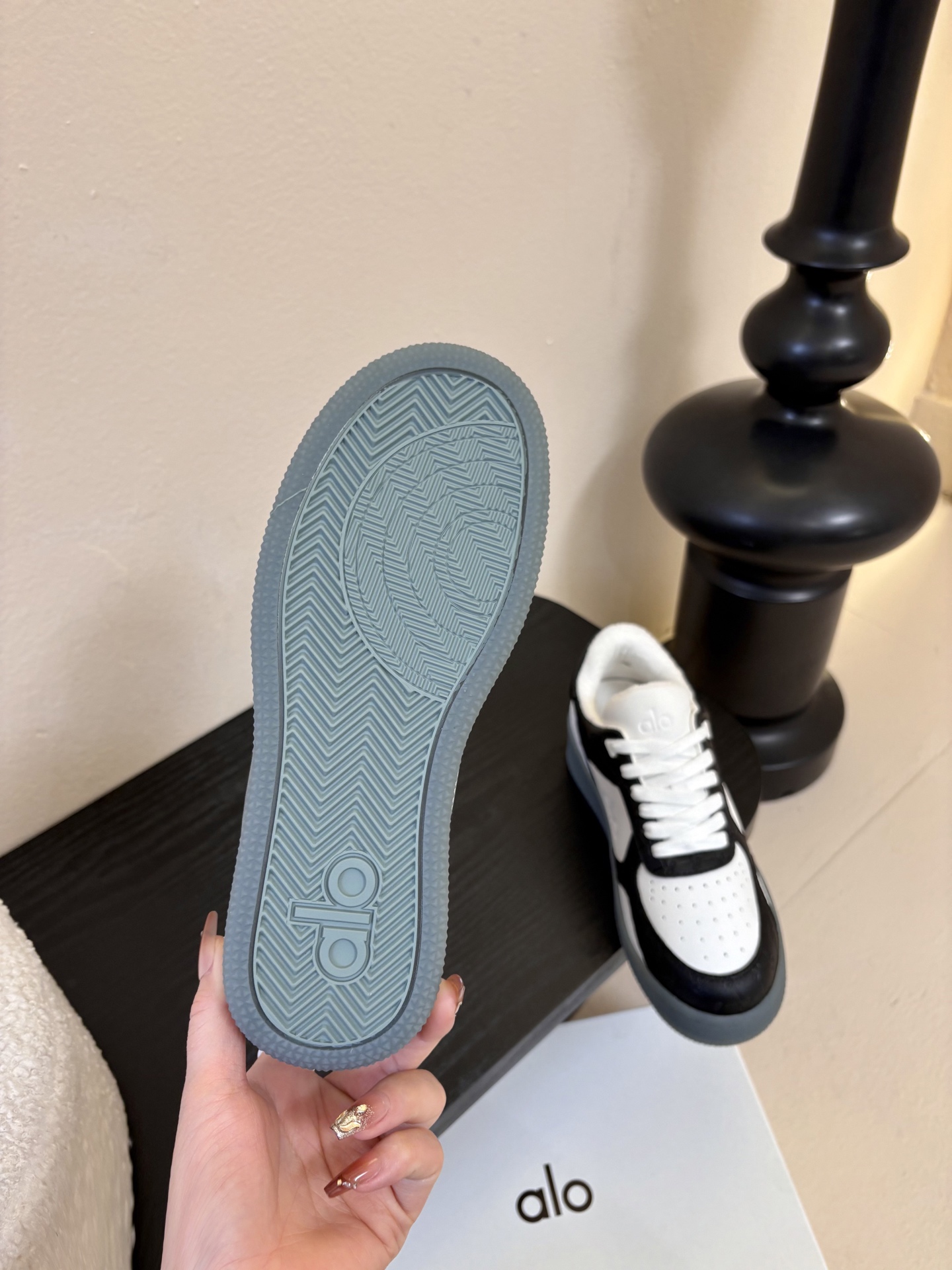 Al* 26ss早春新品透气低帮厚底运动鞋板鞋采用低帮板鞋经典版型，鞋头为透气冲孔设计，鞋底是半透明橡胶