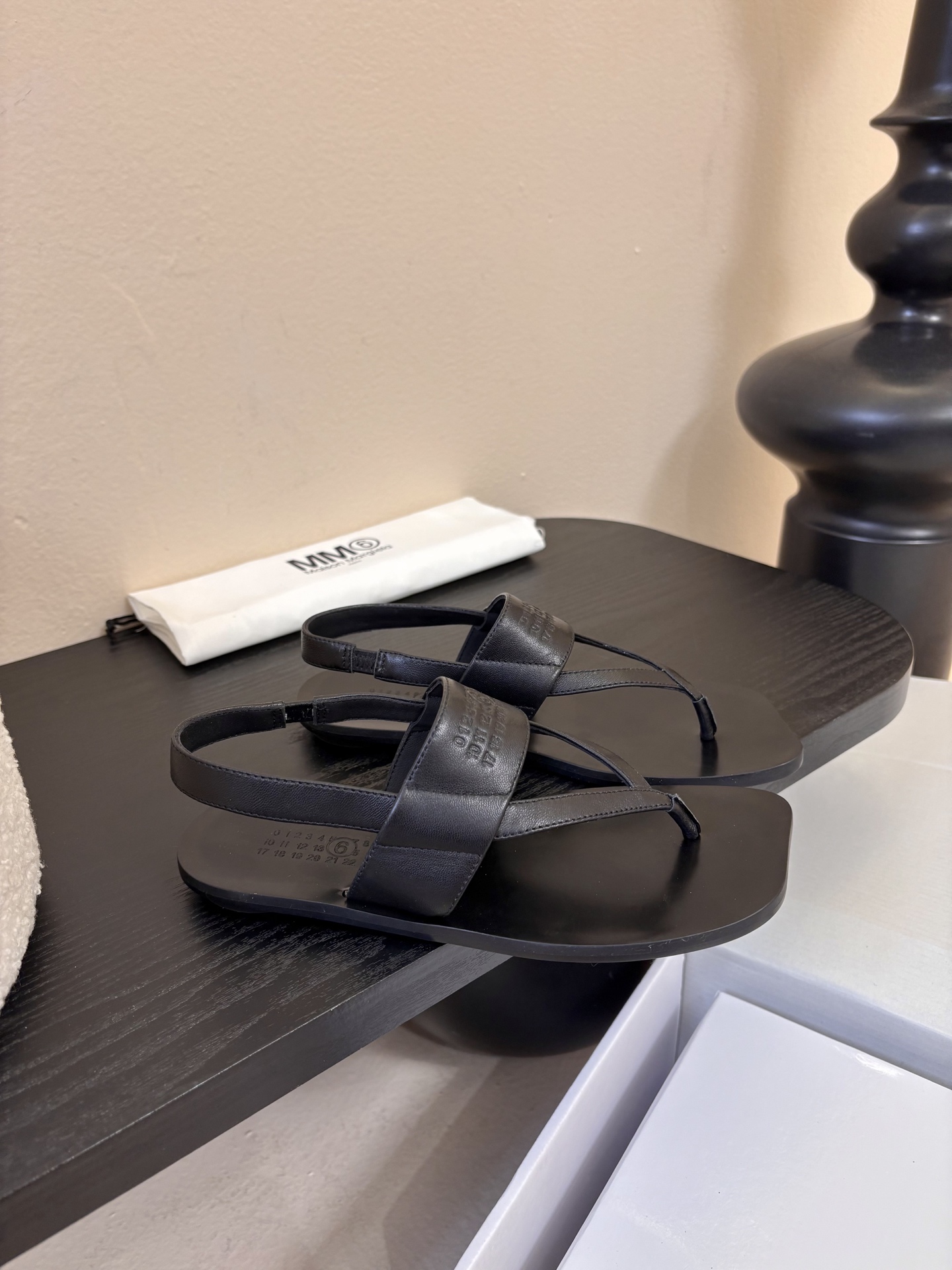 MM6新款春鞋 这是一款非常非常舒适的软底软面的万能搭的鞋子 鞋面鞋里都采用了无任何修饰的水染羊皮中底垫