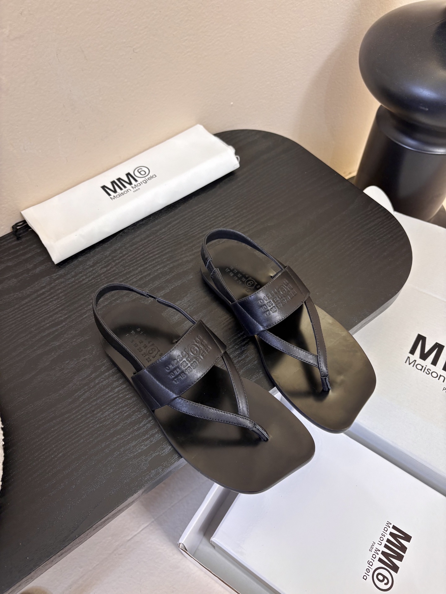 NO:707718,MM6 new spring shoes. This is a very comfortable all-purpose shoe with a soft sole and soft surface. The upper and inside of the shoe are made of unmodified water-dyed sheepskin. There is a layer of latex under the midsole, which is quite comfortable when walking. The size is 35-40 and comes with original packaging and a particularly beautiful milky white airplane box. Split-toe shoes, masion margiela, sheepskin19860909MM6新款春鞋 这是一款非常非常舒适的软底软面的万能搭的鞋子 鞋面鞋里都采用了无任何修饰的水染羊皮 中底垫脚下面铺了一层乳胶、走起路来相当舒适、Q弹Q弹的 码数35-40 配原厂的包装和特别漂亮的奶白色的飞机盒子,分趾鞋,masion margiela,sheepskin,Women's Shoes