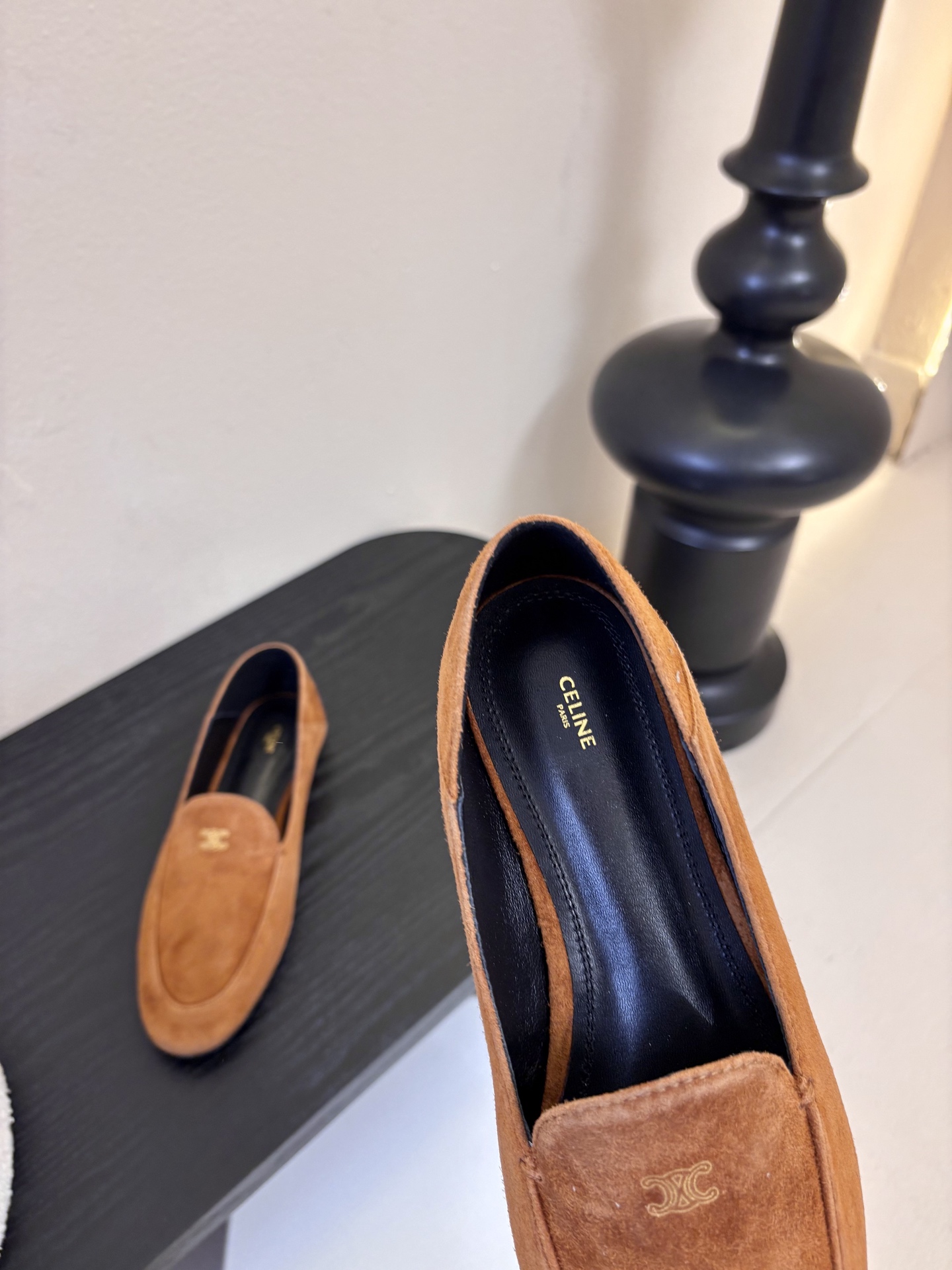 CELINE* 新款圆头乐福鞋 小皮鞋 老钱风 简约 舒适不压脚背～这款布洛克鞋线条简约设计经典，饰以C