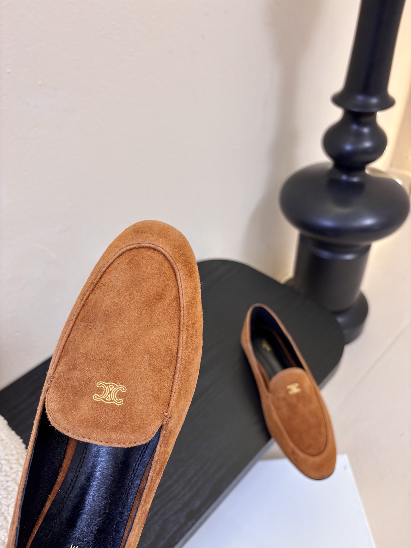 CELINE* 新款圆头乐福鞋 小皮鞋 老钱风 简约 舒适不压脚背～这款布洛克鞋线条简约设计经典，饰以C