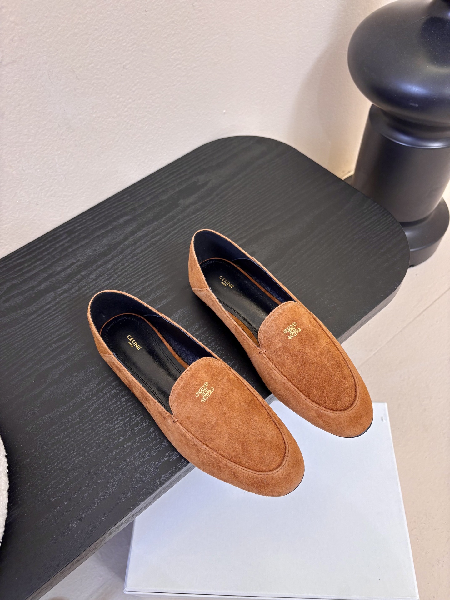 CELINE* 新款圆头乐福鞋 小皮鞋 老钱风 简约 舒适不压脚背～这款布洛克鞋线条简约设计经典，饰以C