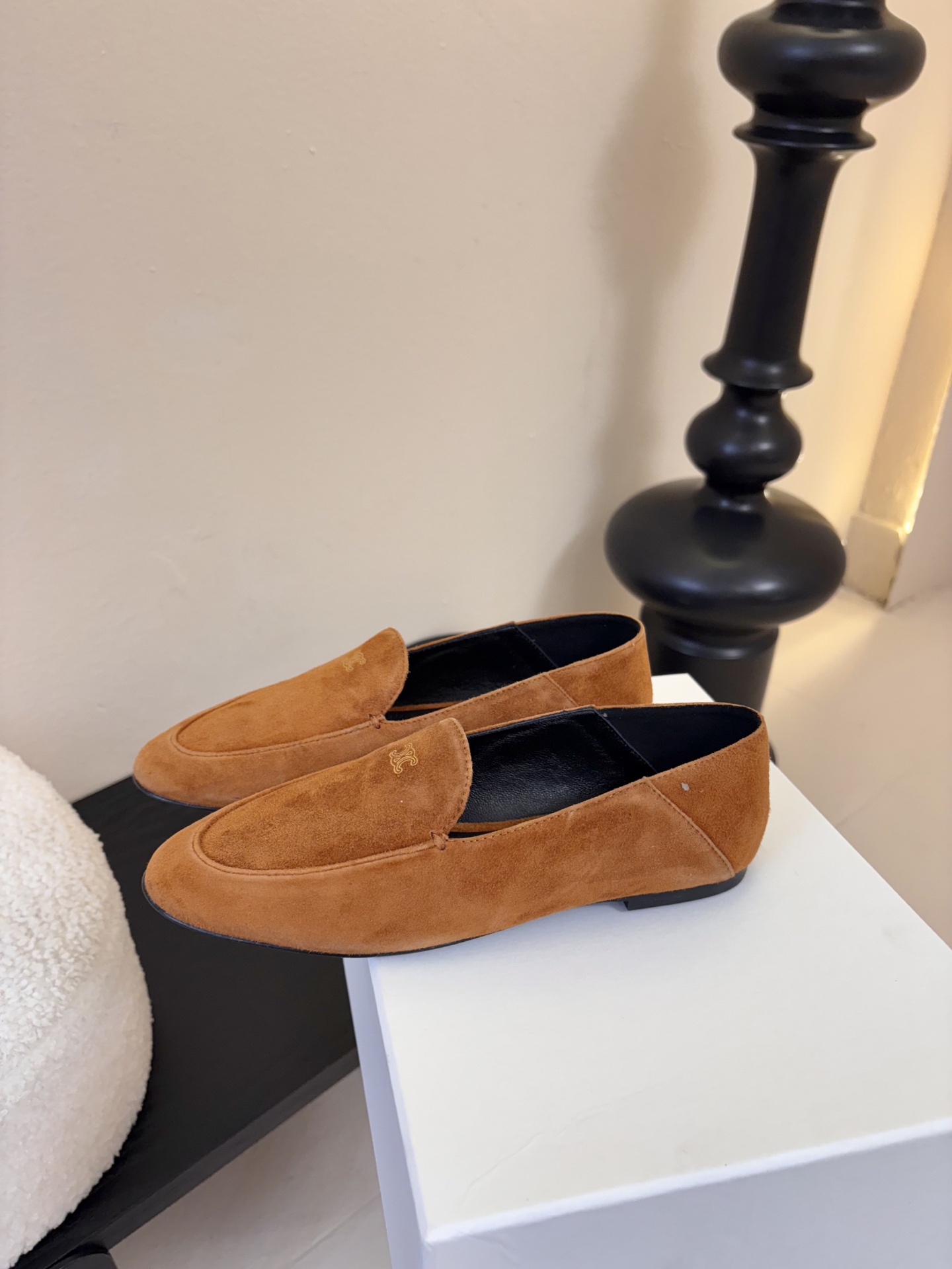 CELINE* 新款圆头乐福鞋 小皮鞋 老钱风 简约 舒适不压脚背～这款布洛克鞋线条简约设计经典，饰以C