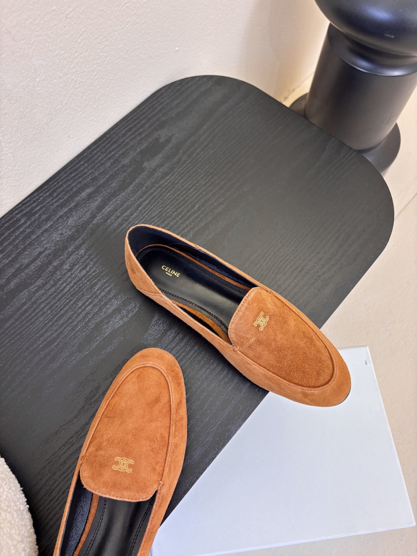 CELINE* 新款圆头乐福鞋 小皮鞋 老钱风 简约 舒适不压脚背～这款布洛克鞋线条简约设计经典，饰以C