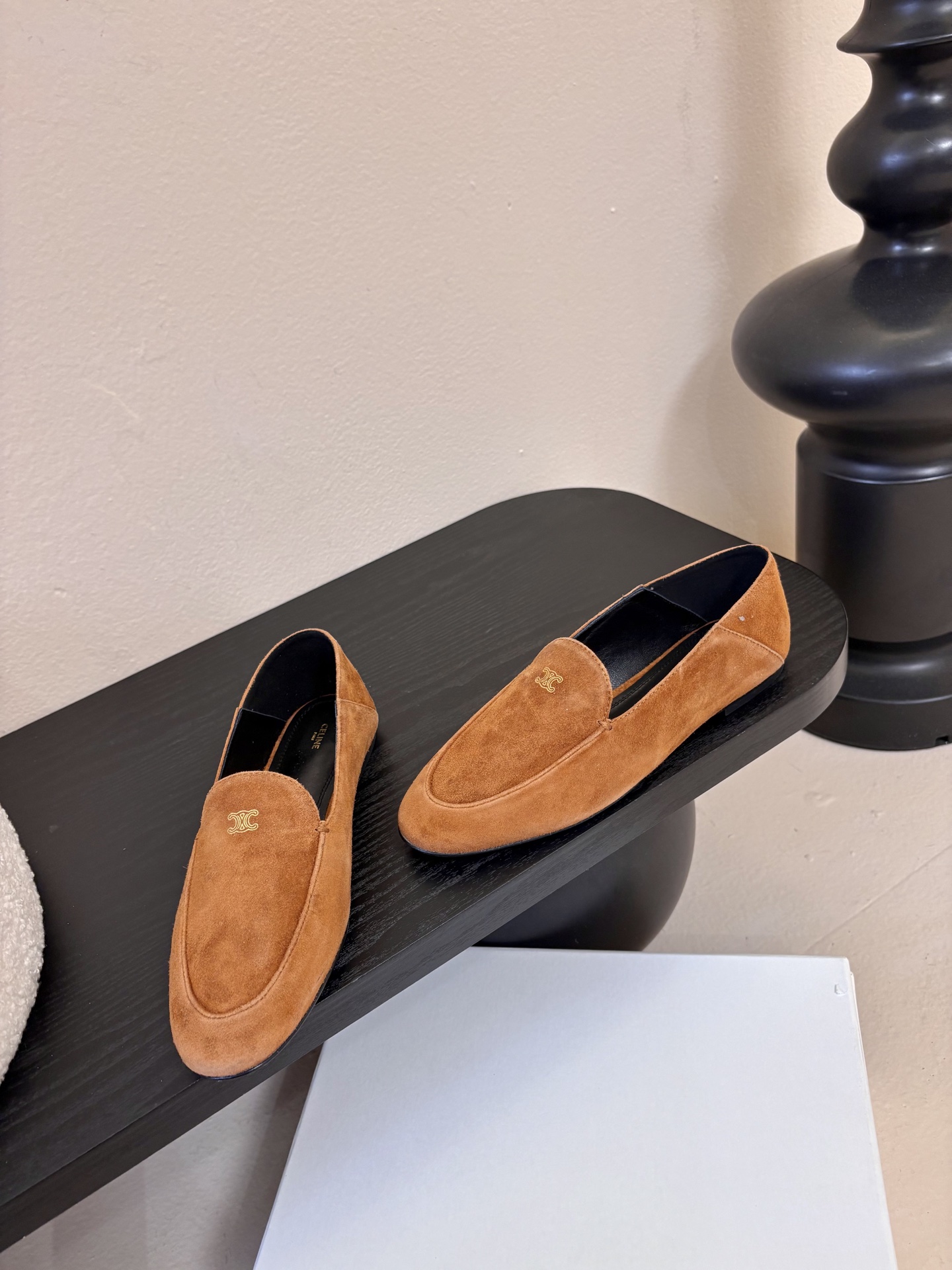 CELINE* 新款圆头乐福鞋 小皮鞋 老钱风 简约 舒适不压脚背～这款布洛克鞋线条简约设计经典，饰以C