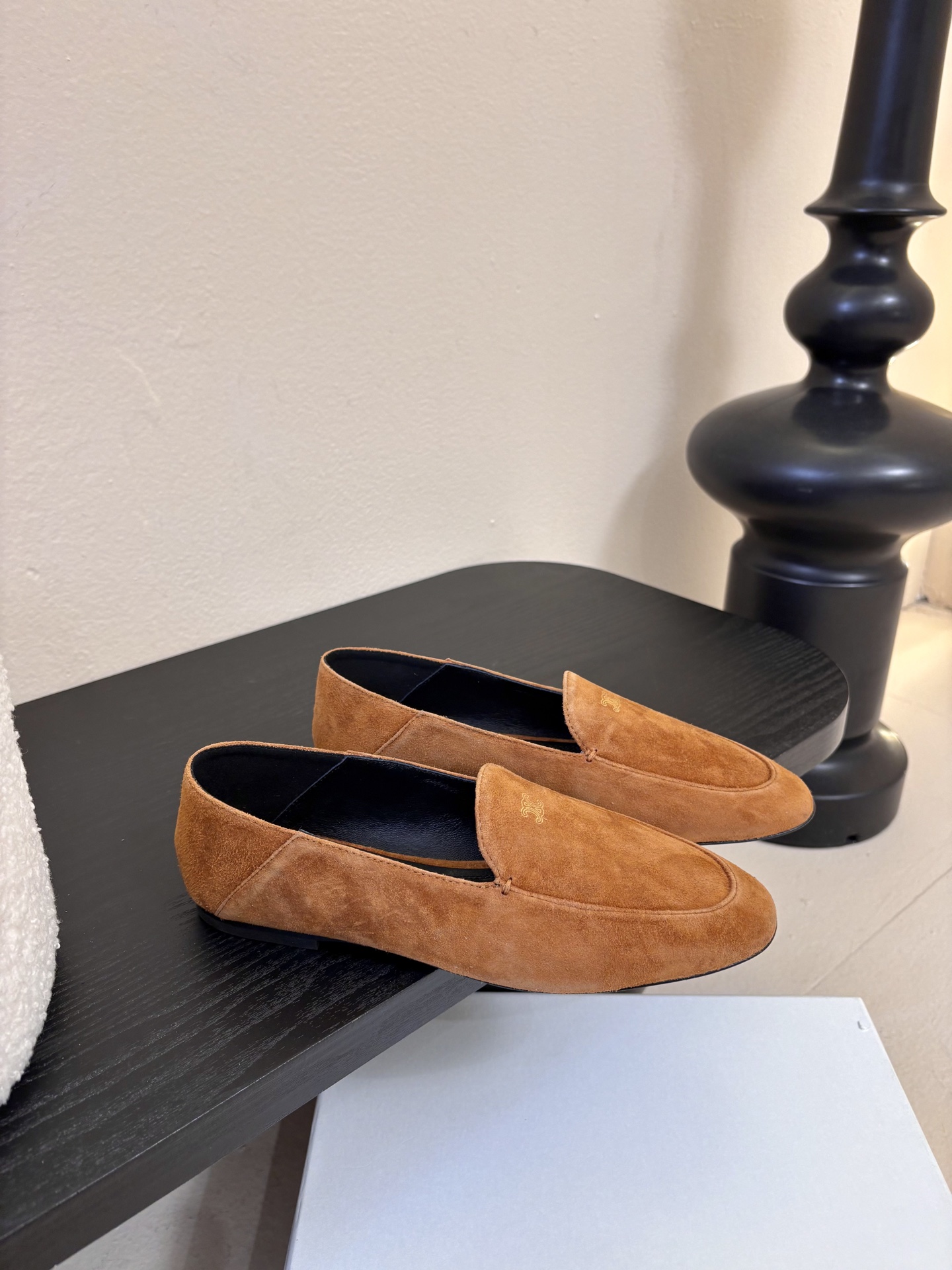 CELINE* 新款圆头乐福鞋 小皮鞋 老钱风 简约 舒适不压脚背～这款布洛克鞋线条简约设计经典，饰以C