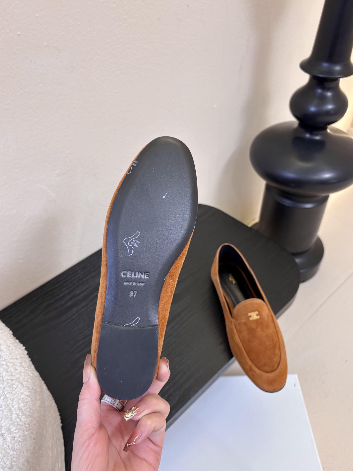 CELINE* 新款圆头乐福鞋 小皮鞋 老钱风 简约 舒适不压脚背～这款布洛克鞋线条简约设计经典，饰以C